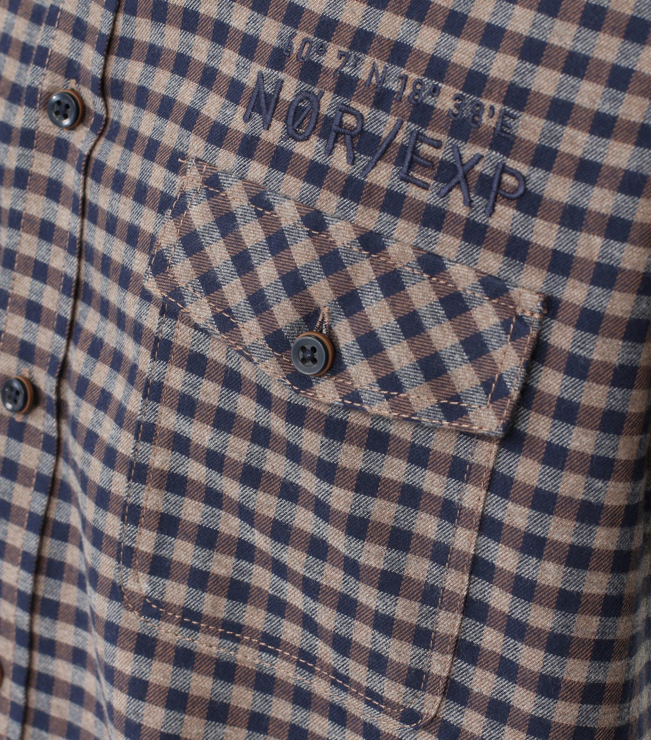 Ein Freizeithemd im kariert Muster in der Farbe Dunkelblau