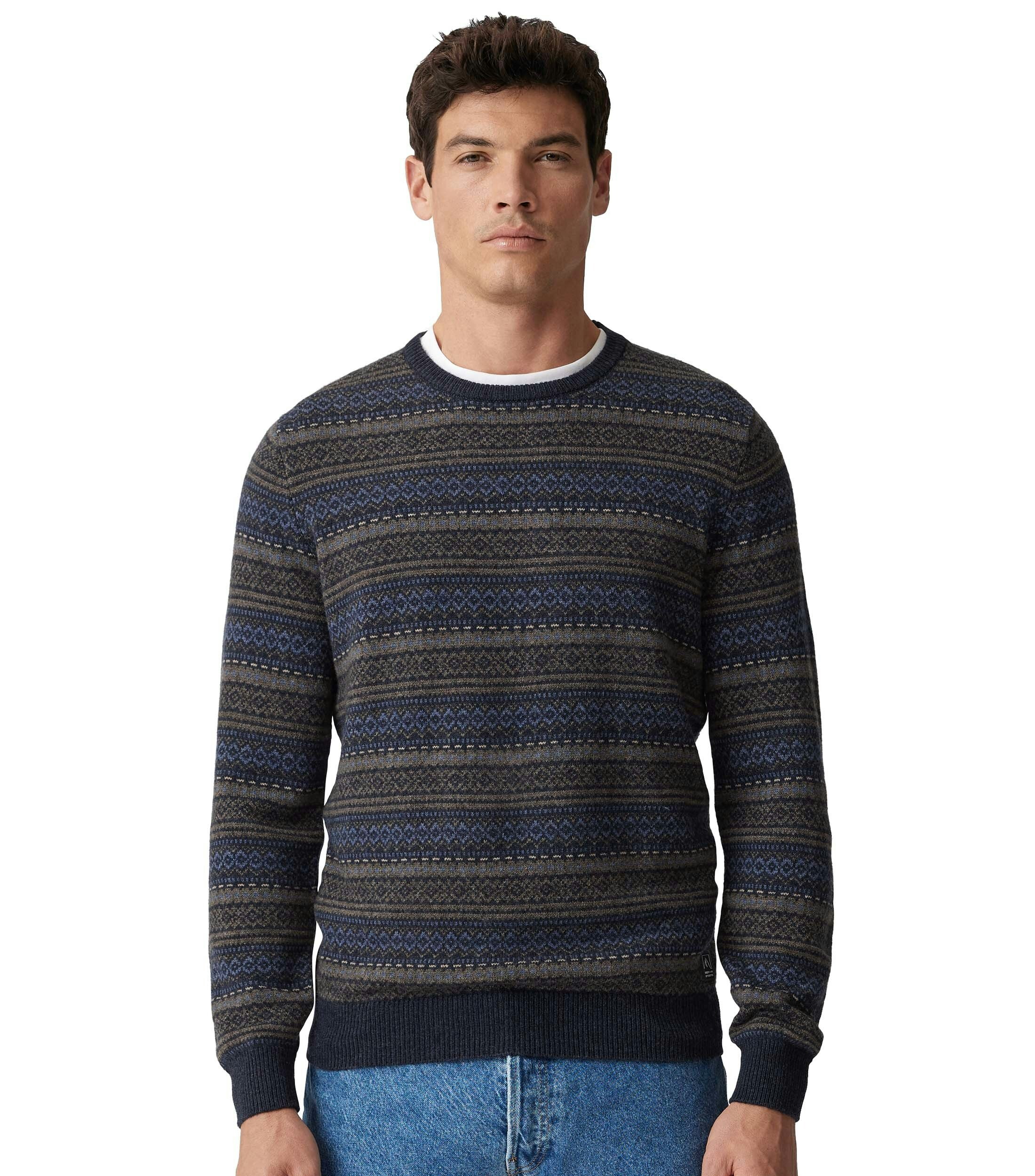 Ein Pullover im gestreift Muster in der Farbe Dunkelblau