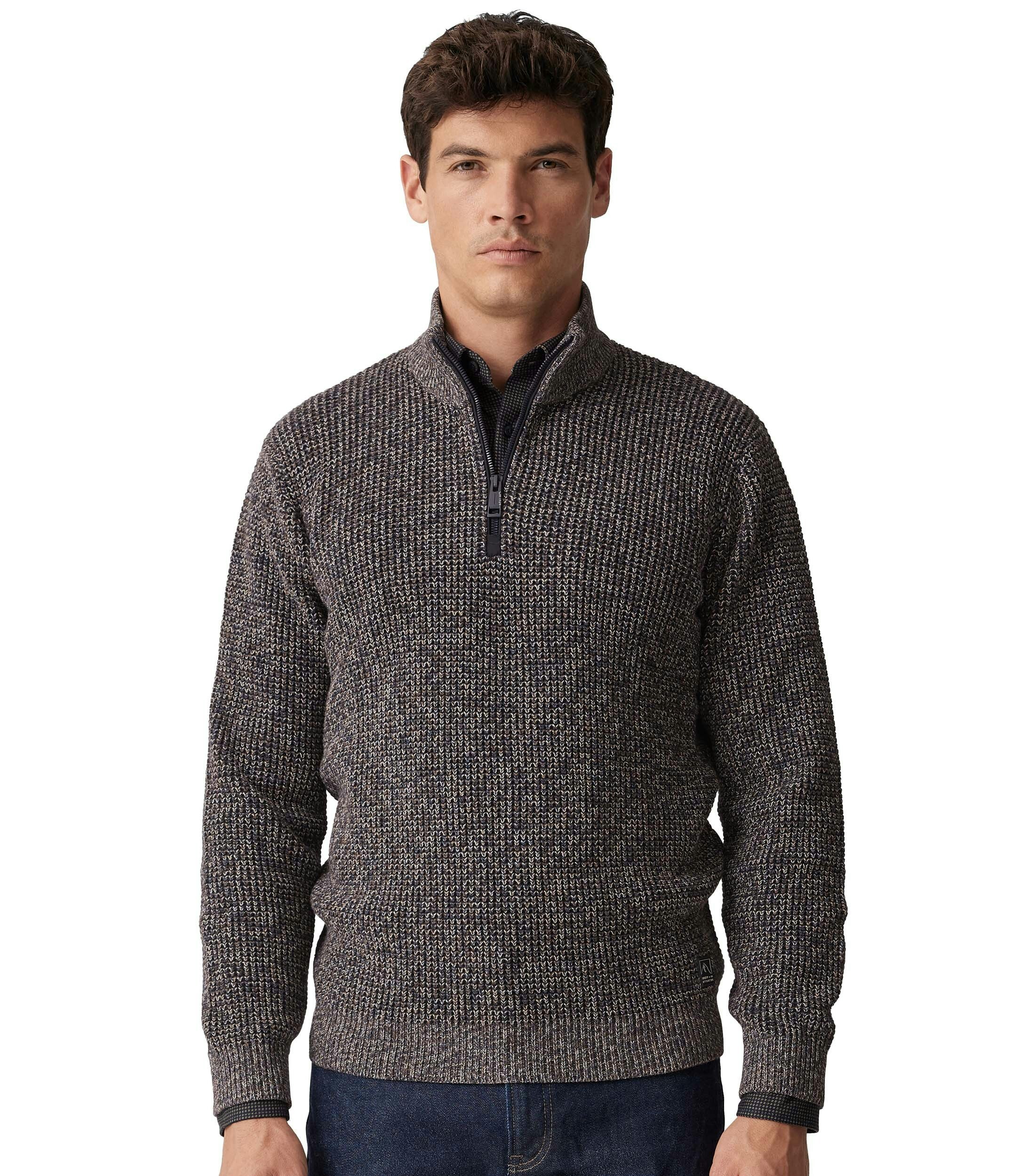 Ein Pullover im uni Muster in der Farbe Braun