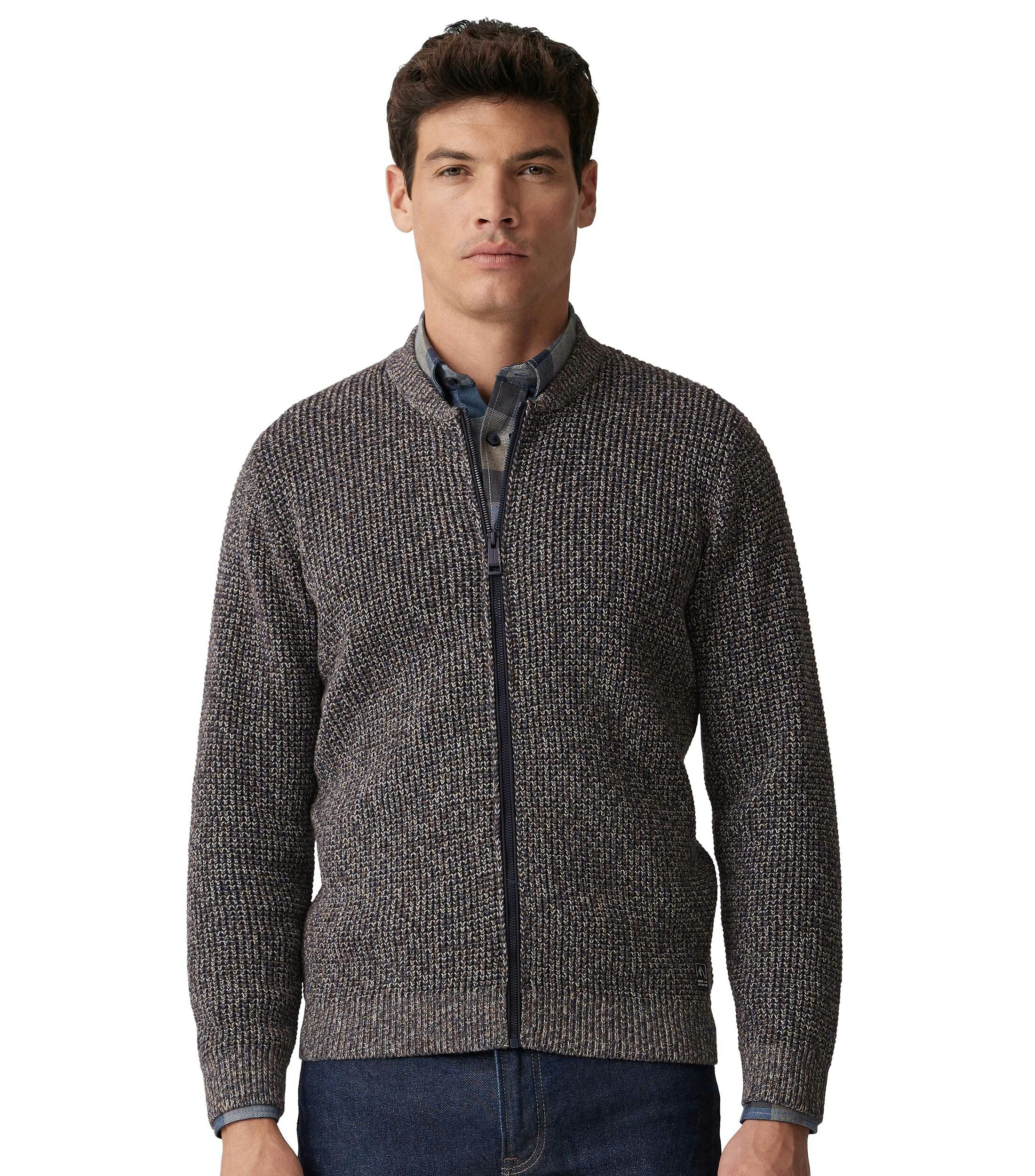 Ein Strickjacke im uni Muster in der Farbe Braun