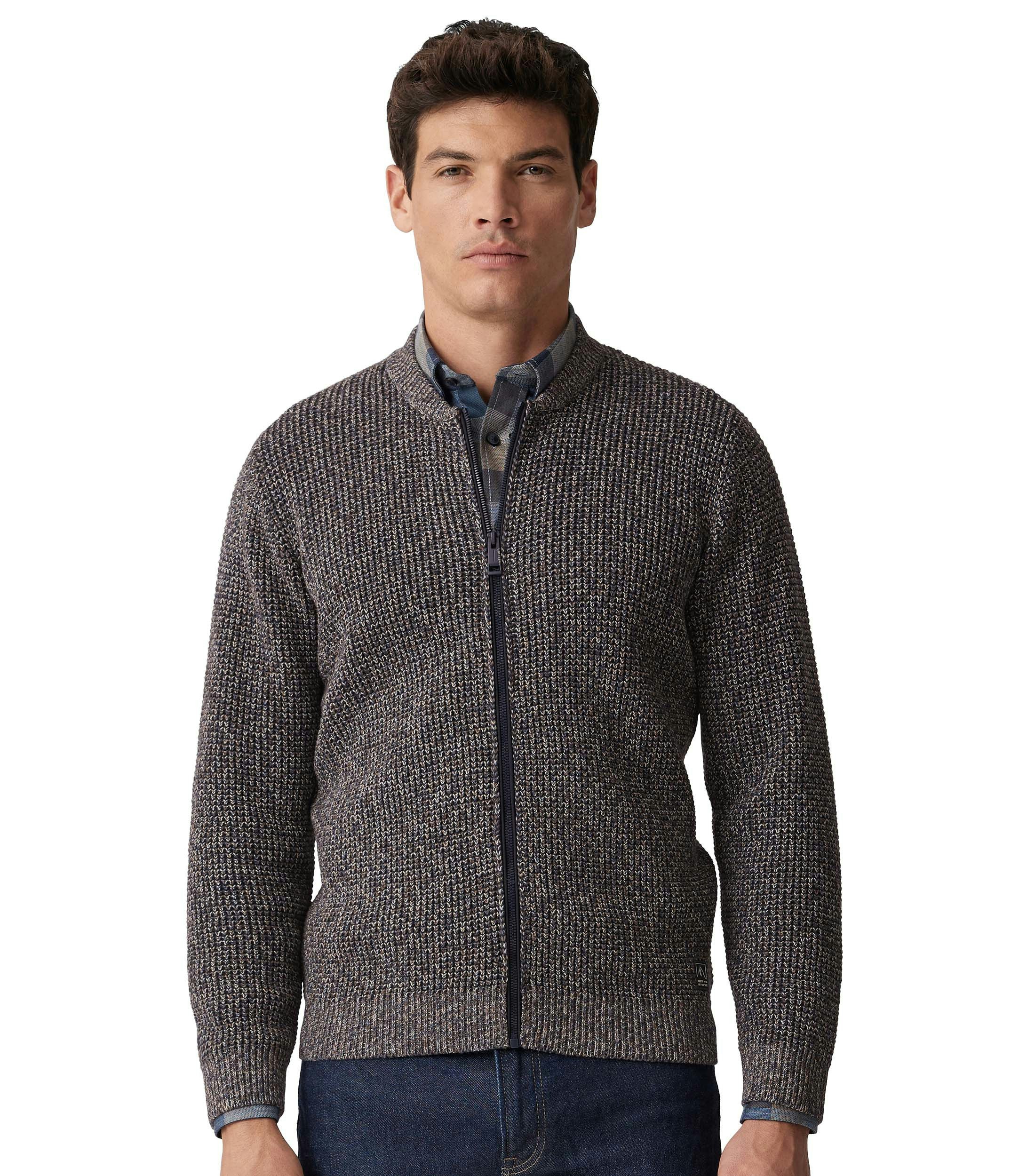 Ein Strickjacke im uni Muster in der Farbe Braun