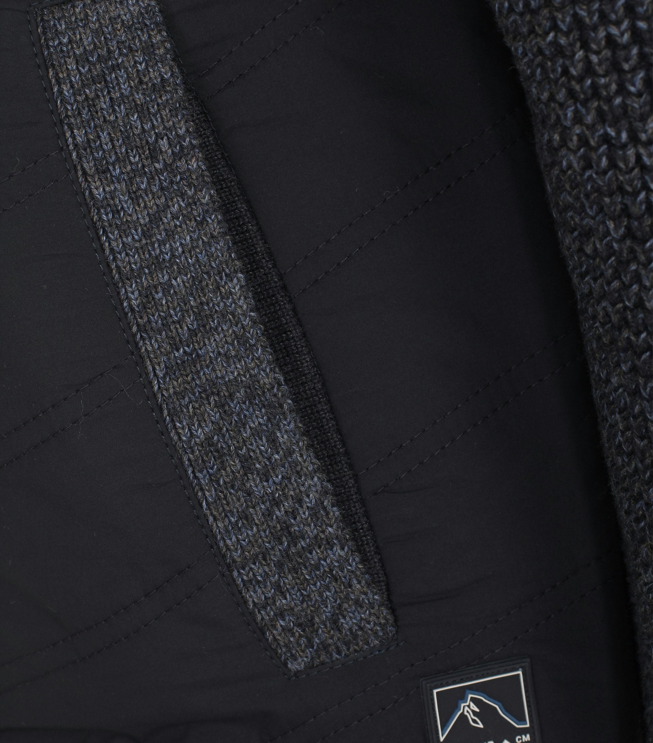 Ein Strickjacke im uni Muster in der Farbe Dunkelblau