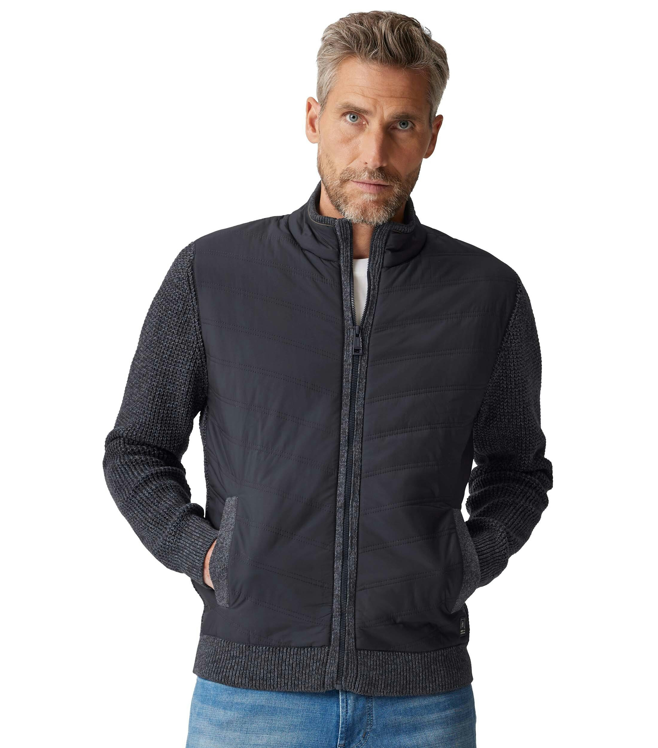 Ein Strickjacke im uni Muster in der Farbe Dunkelblau