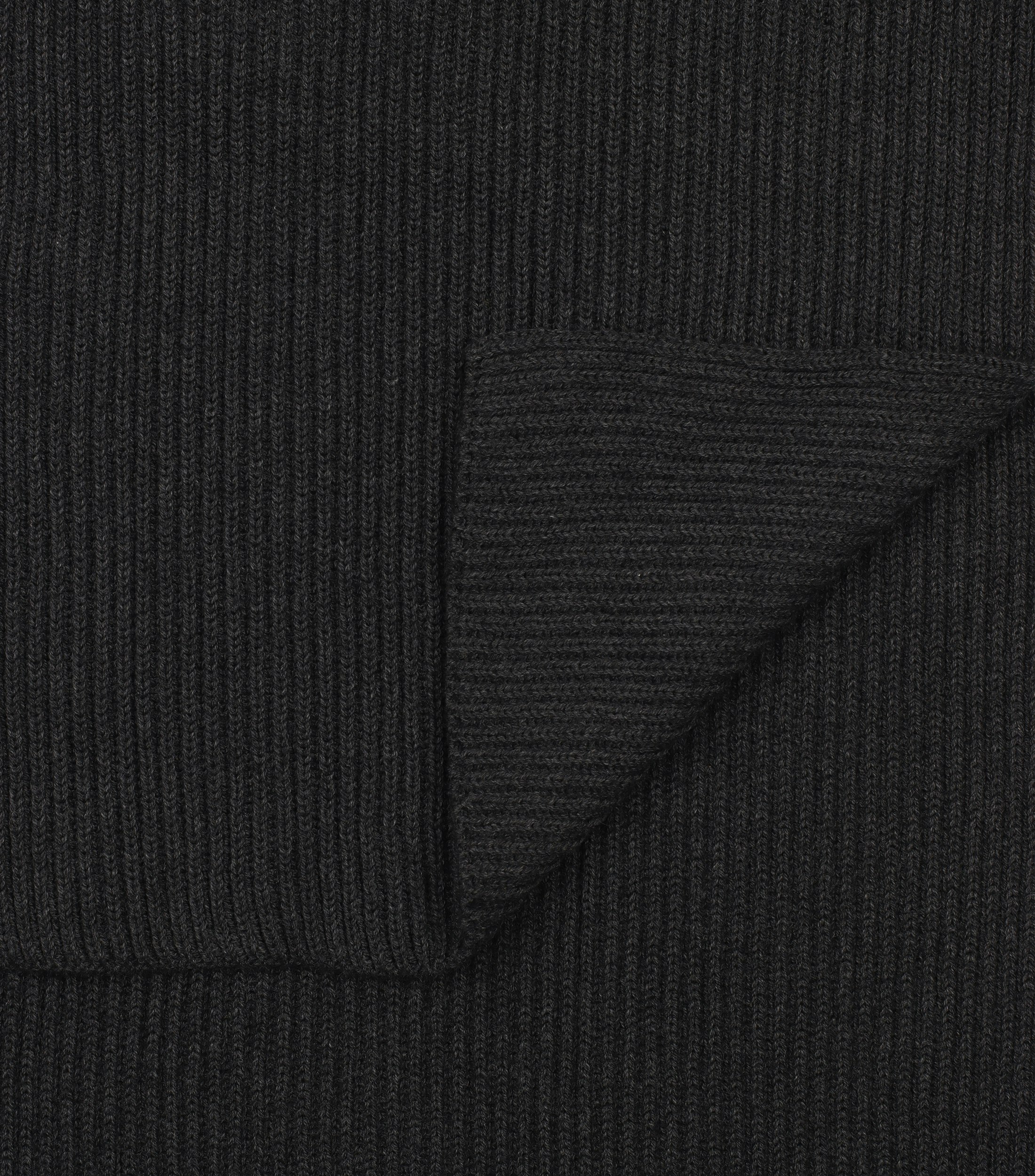Ein Schal im uni Muster in der Farbe Dunkelgrau