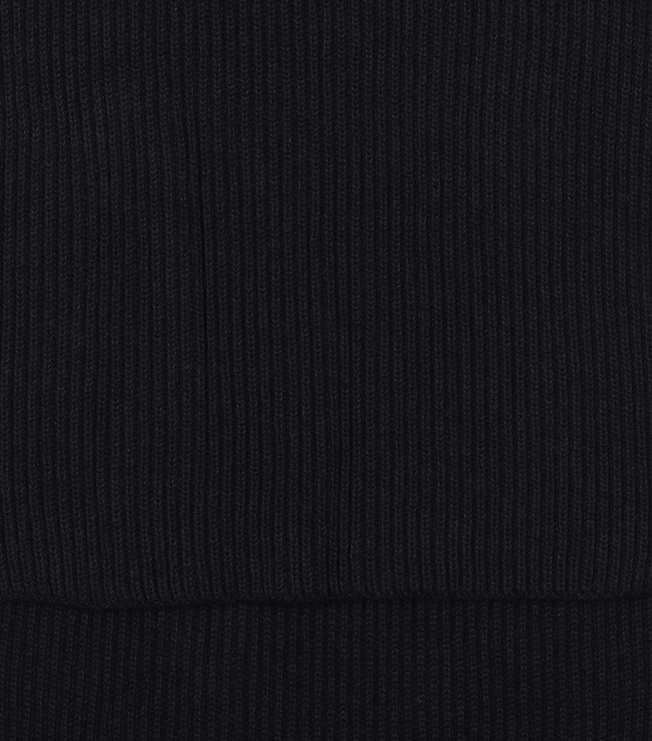 Ein Schal im uni Muster in der Farbe Dunkelblau