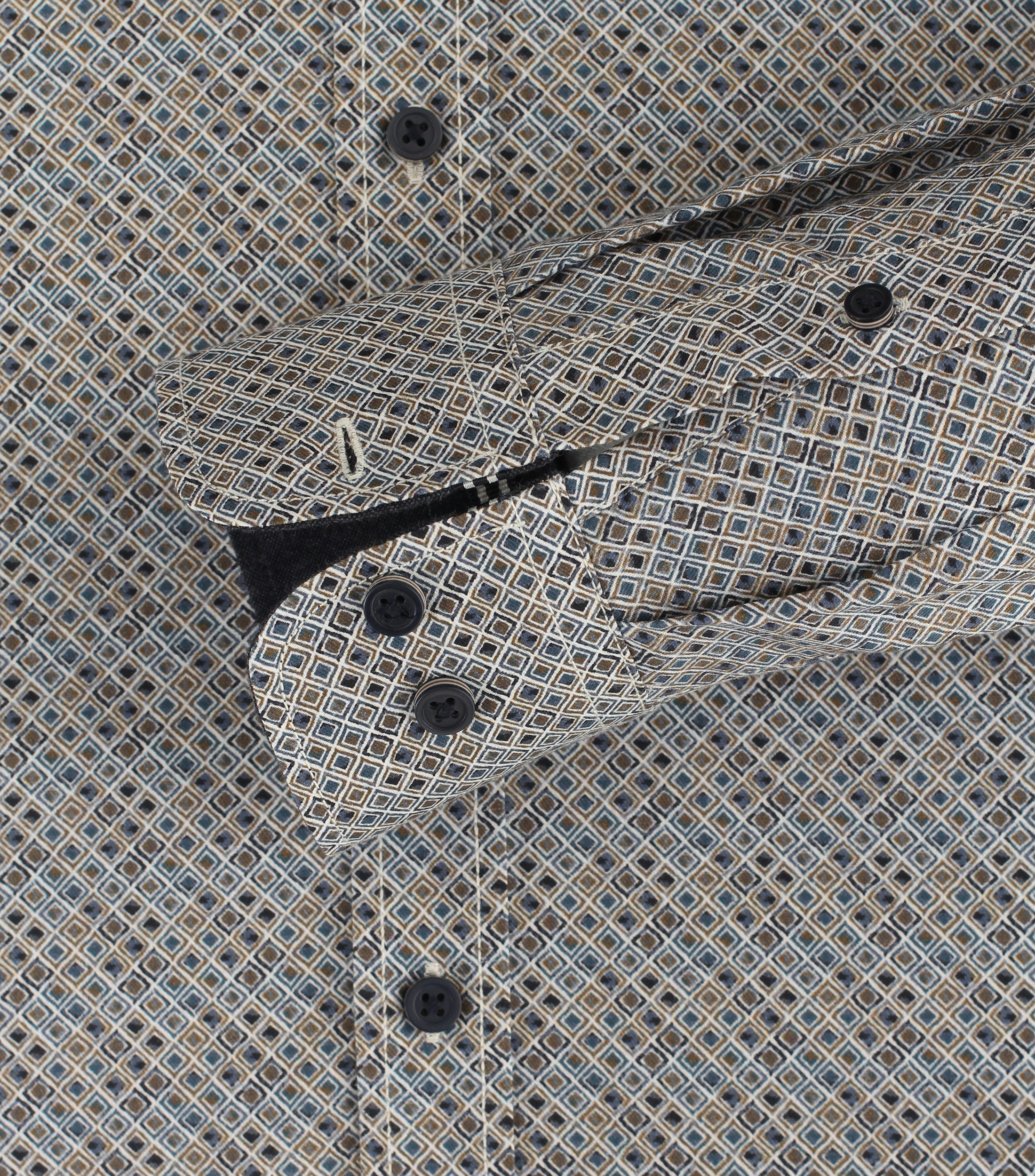 Ein Freizeithemd im Print Muster in der Farbe Braun