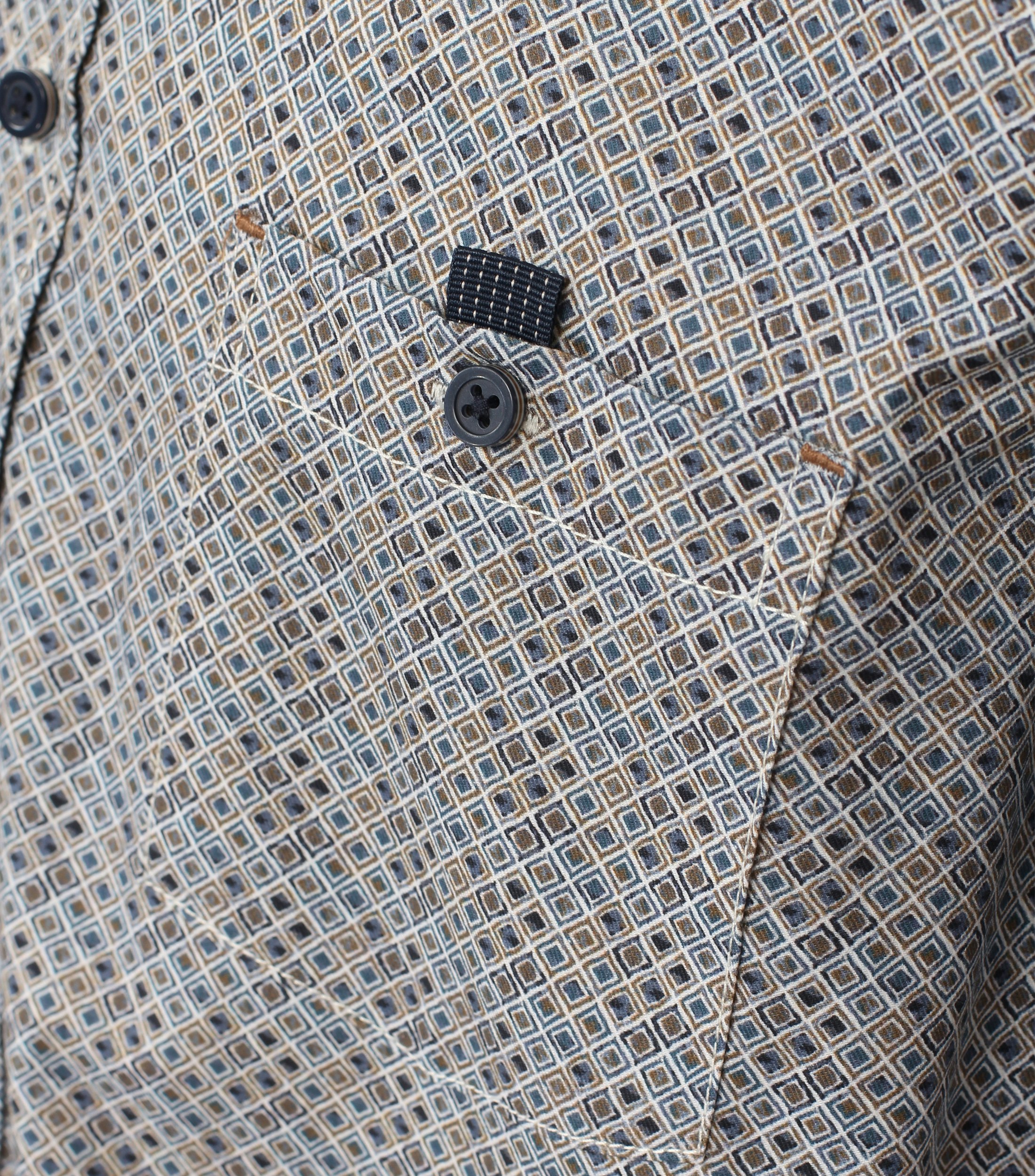 Ein Freizeithemd im Print Muster in der Farbe Braun