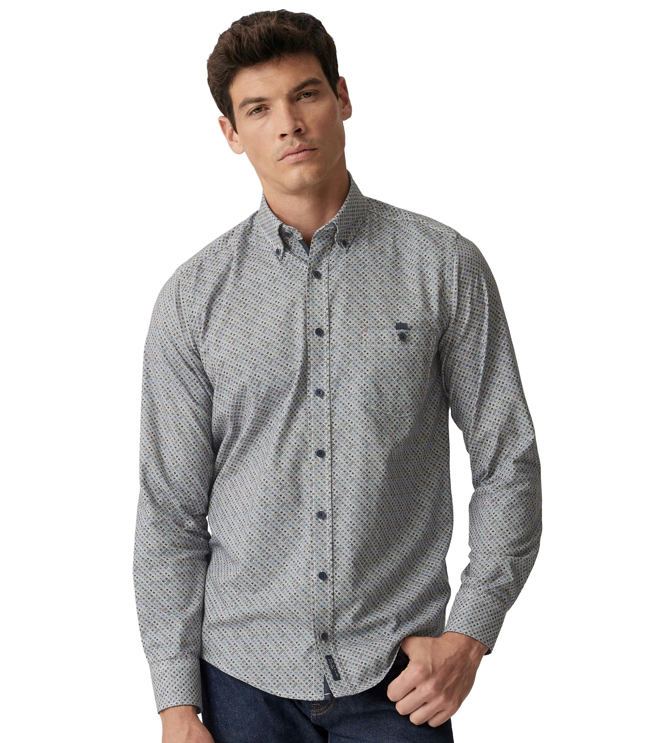 Ein Freizeithemd im Print Muster in der Farbe Braun