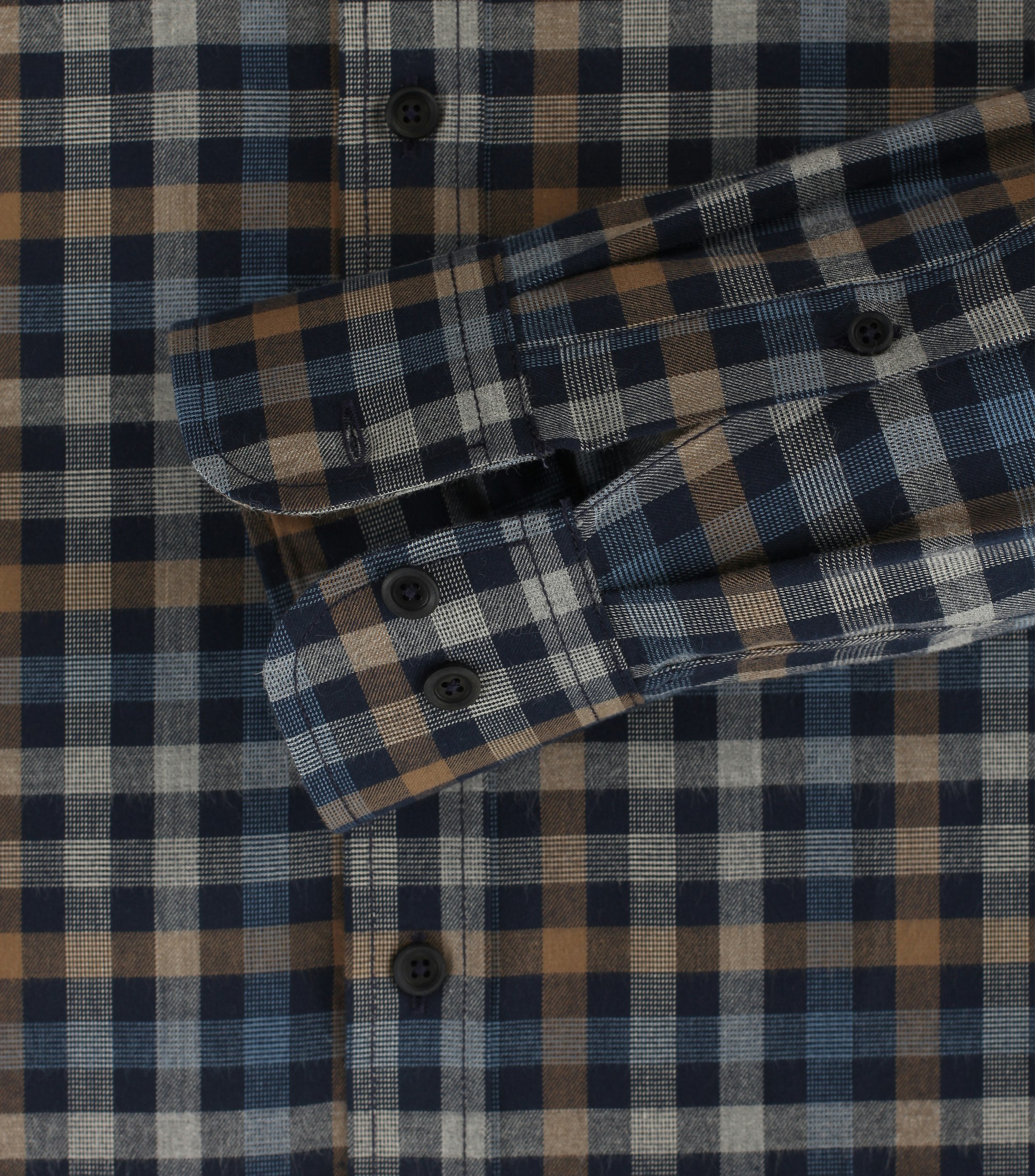 Ein Freizeithemd im kariert Muster in der Farbe Dunkelblau