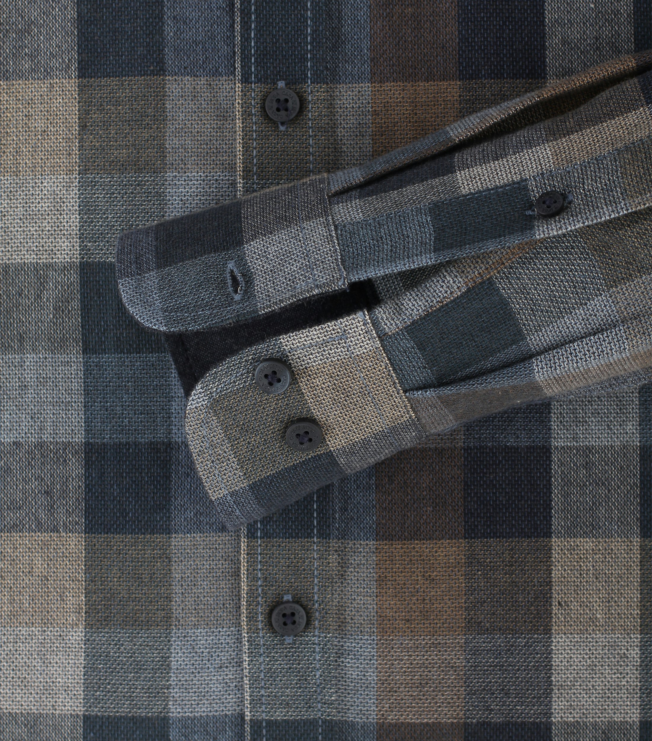 Ein Freizeithemd im kariert Muster in der Farbe Dunkelblau