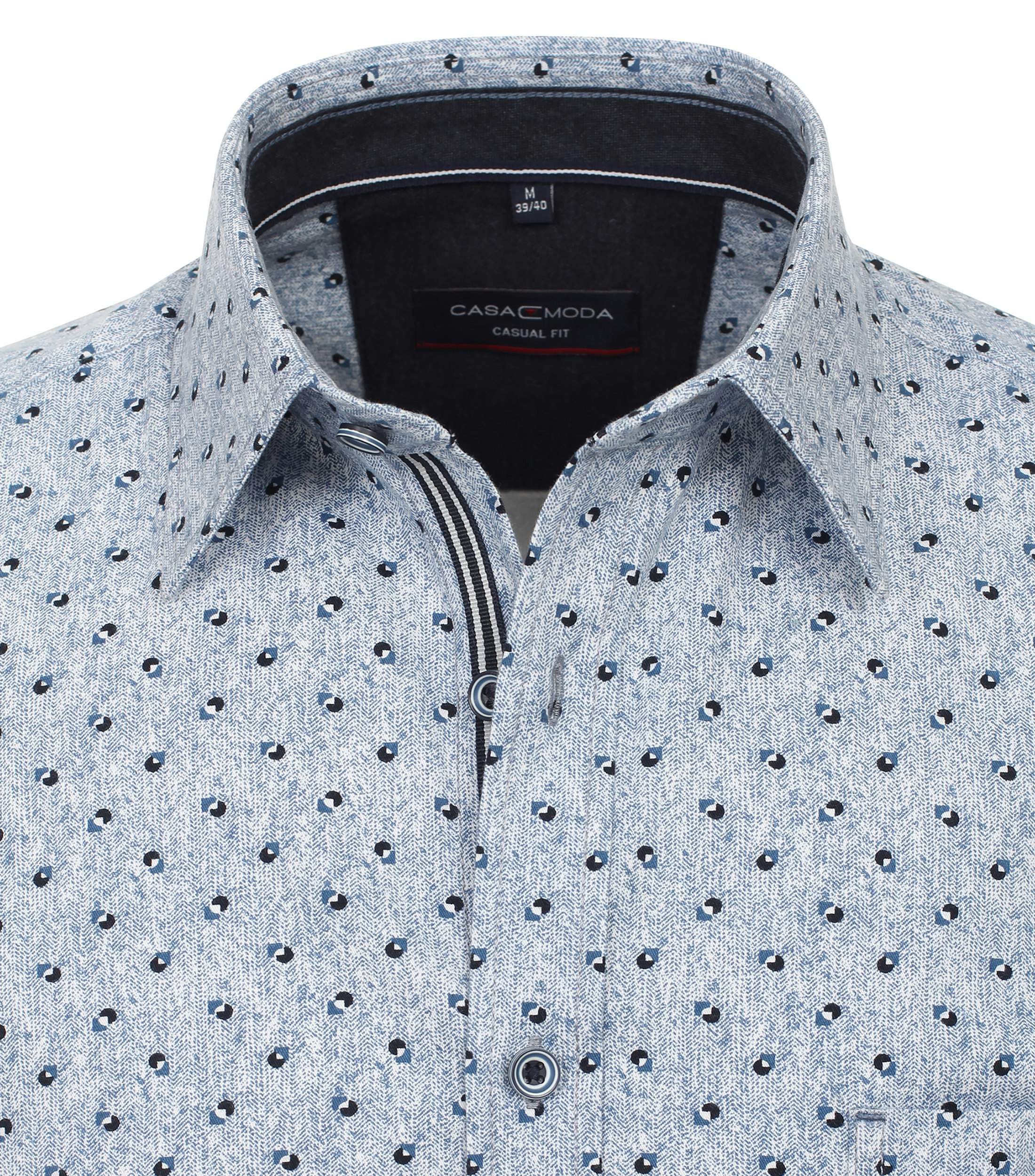 Ein Freizeithemd im Print Muster in der Farbe Hellblau