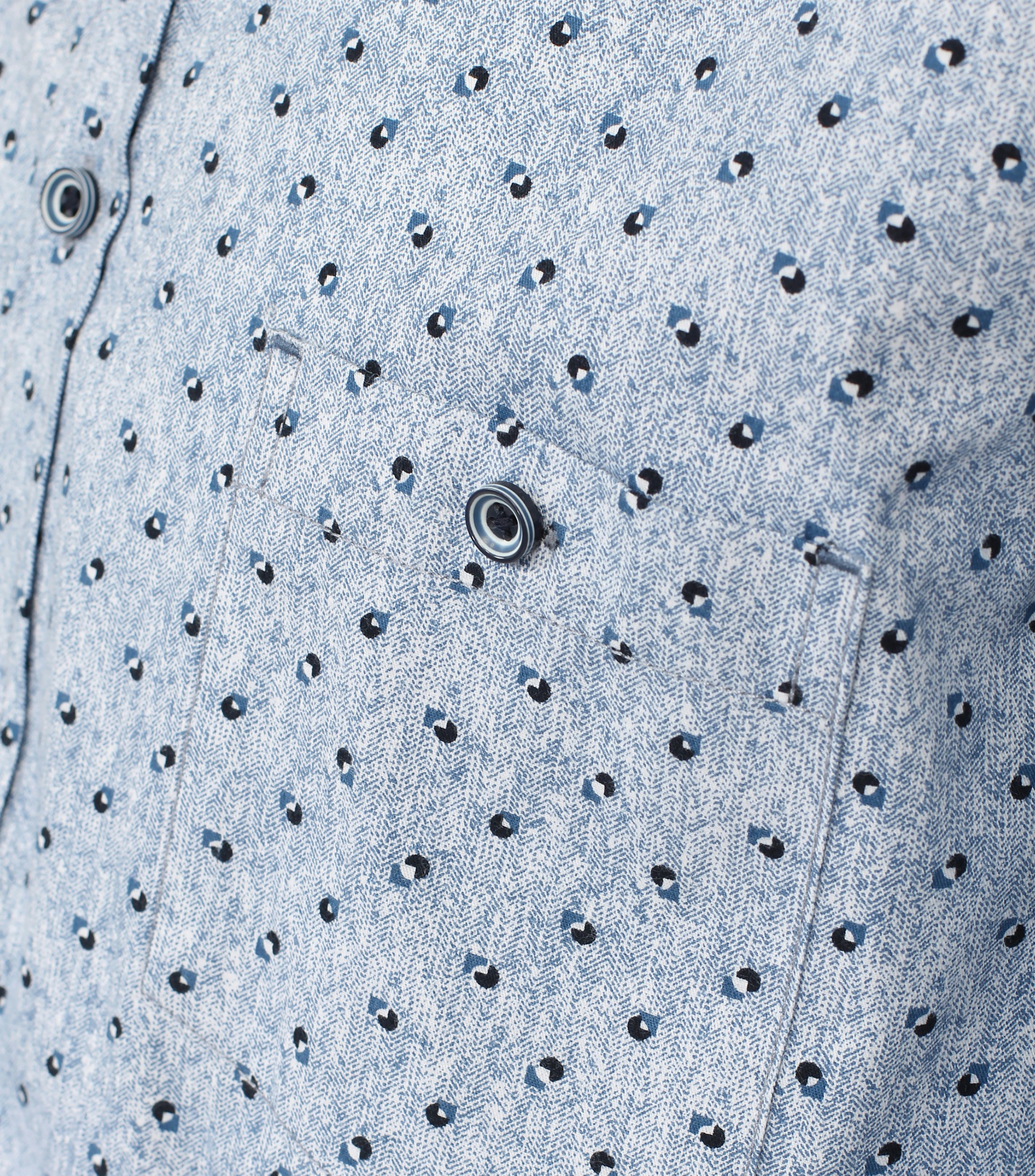 Ein Freizeithemd im Print Muster in der Farbe Hellblau