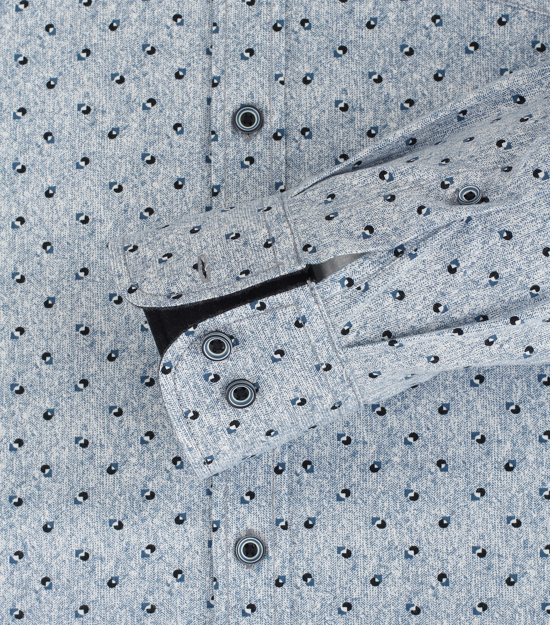 Ein Freizeithemd im Print Muster in der Farbe Hellblau