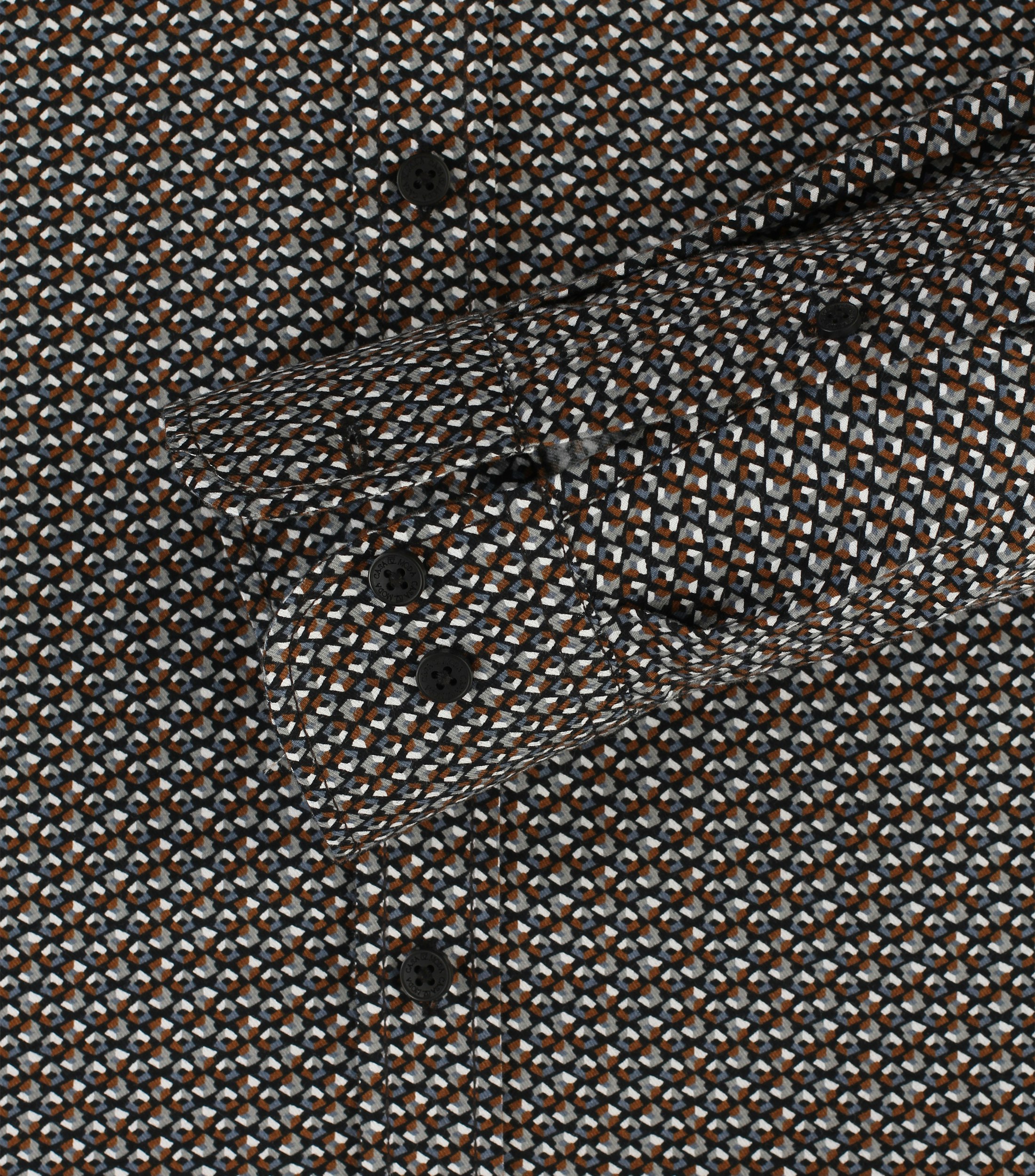 Ein Freizeithemd im Print Muster in der Farbe Braun