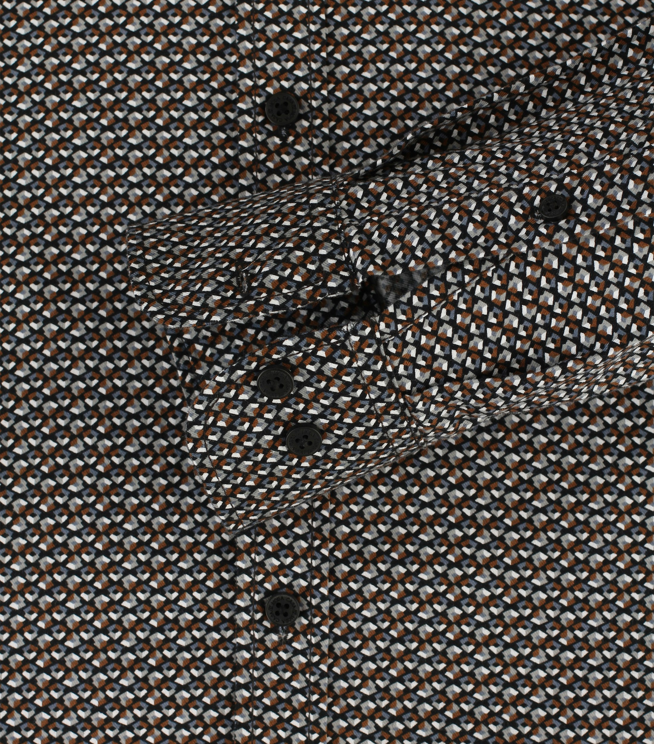 Ein Freizeithemd im Print Muster in der Farbe Braun