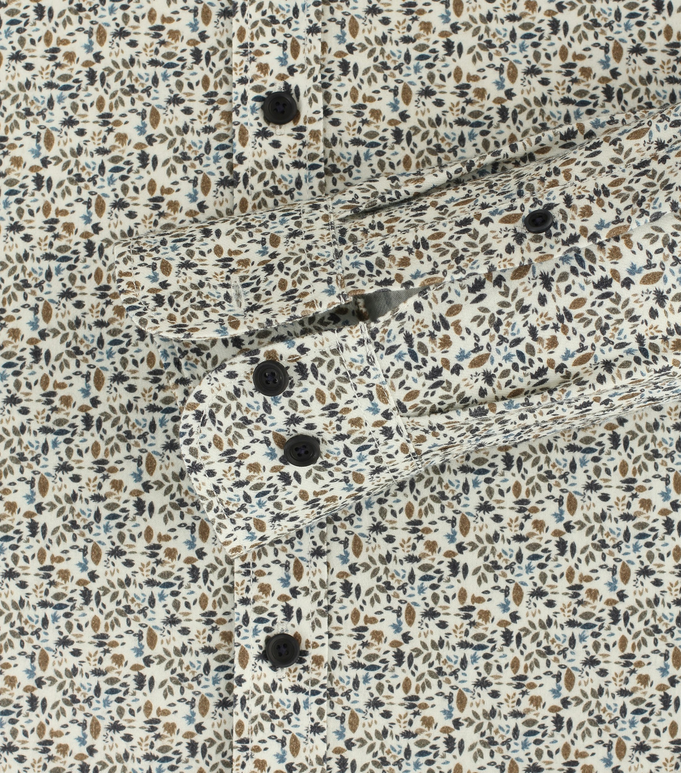 Ein Freizeithemd im Print Muster in der Farbe Braun