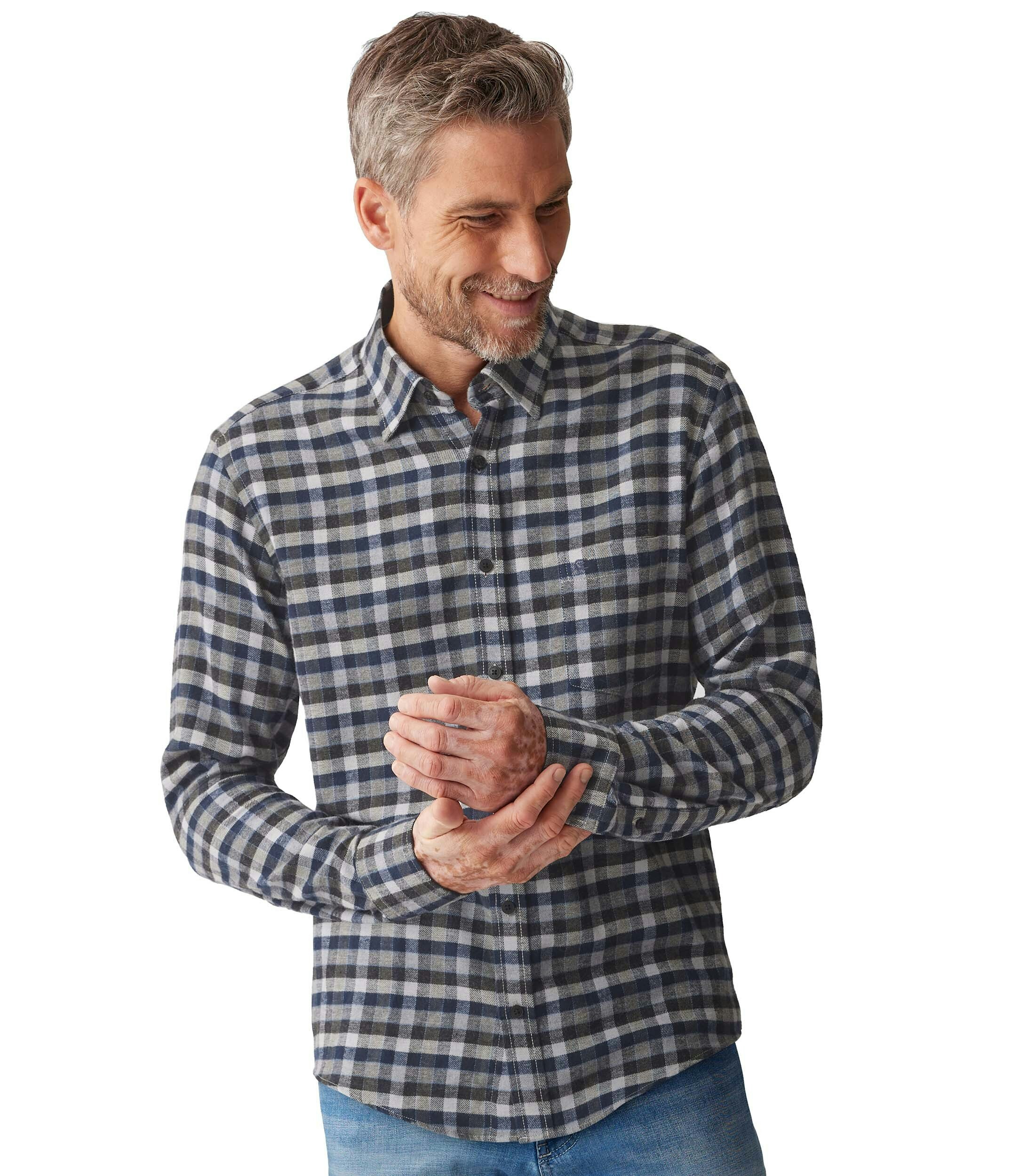 Ein Freizeithemd im kariert Muster in der Farbe Dunkelgrün