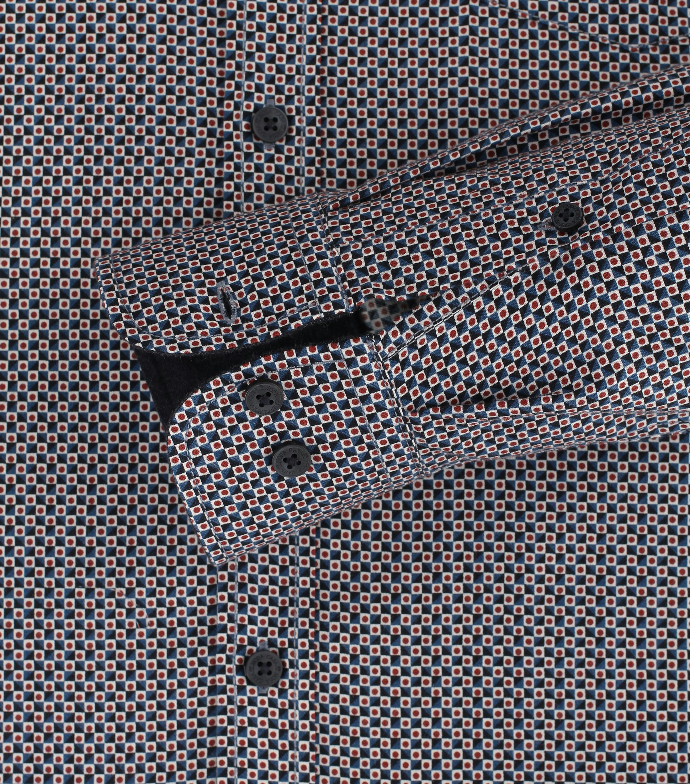 Ein Freizeithemd im Print Muster in der Farbe Dunkelrot