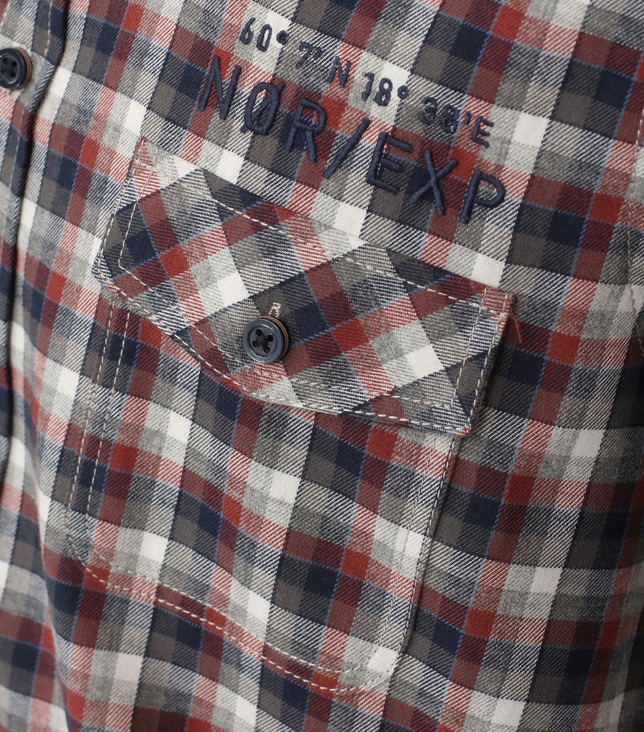 Ein Freizeithemd im kariert Muster in der Farbe Braun