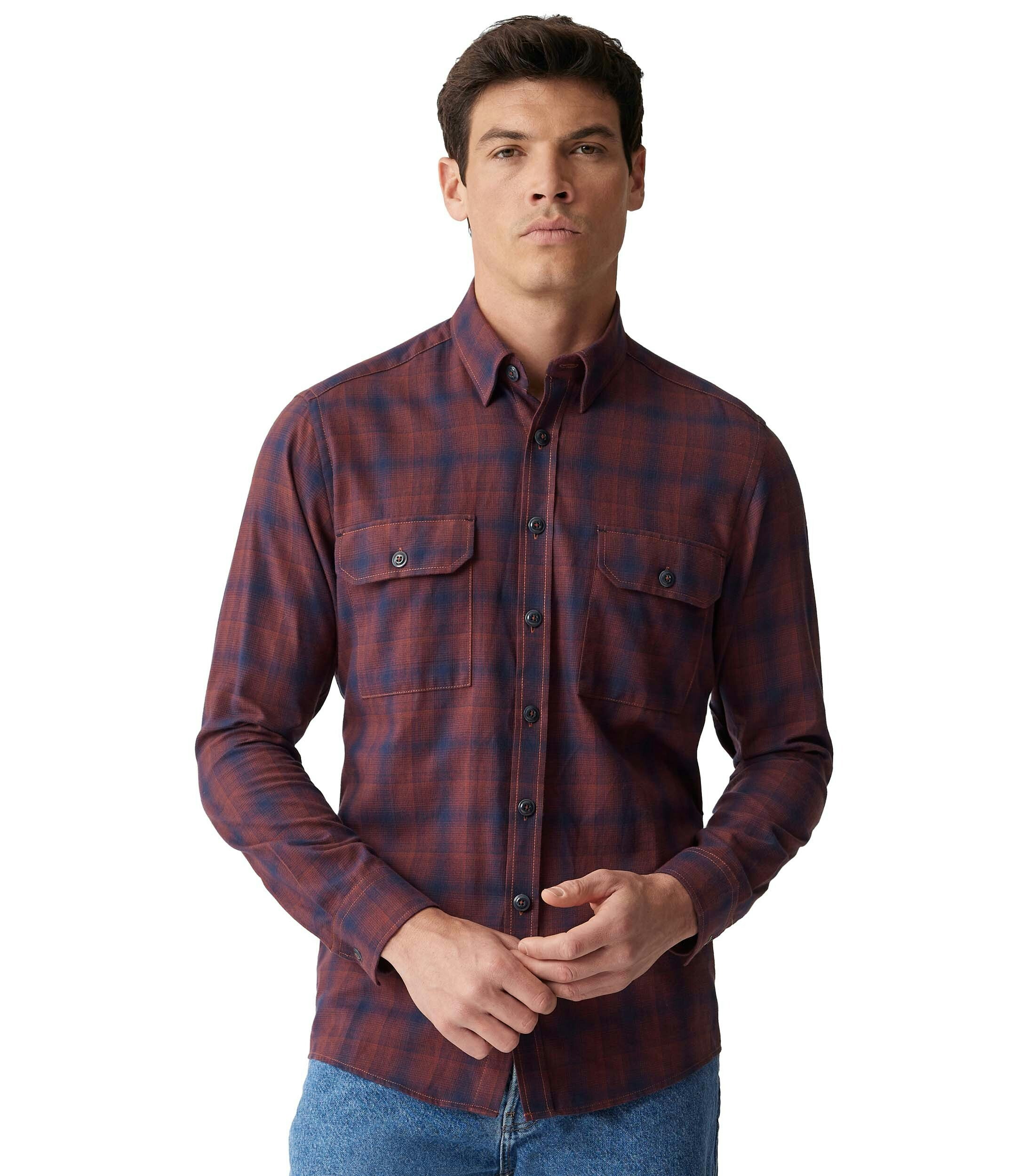 Ein Freizeithemd im kariert Muster in der Farbe Dunkelrot