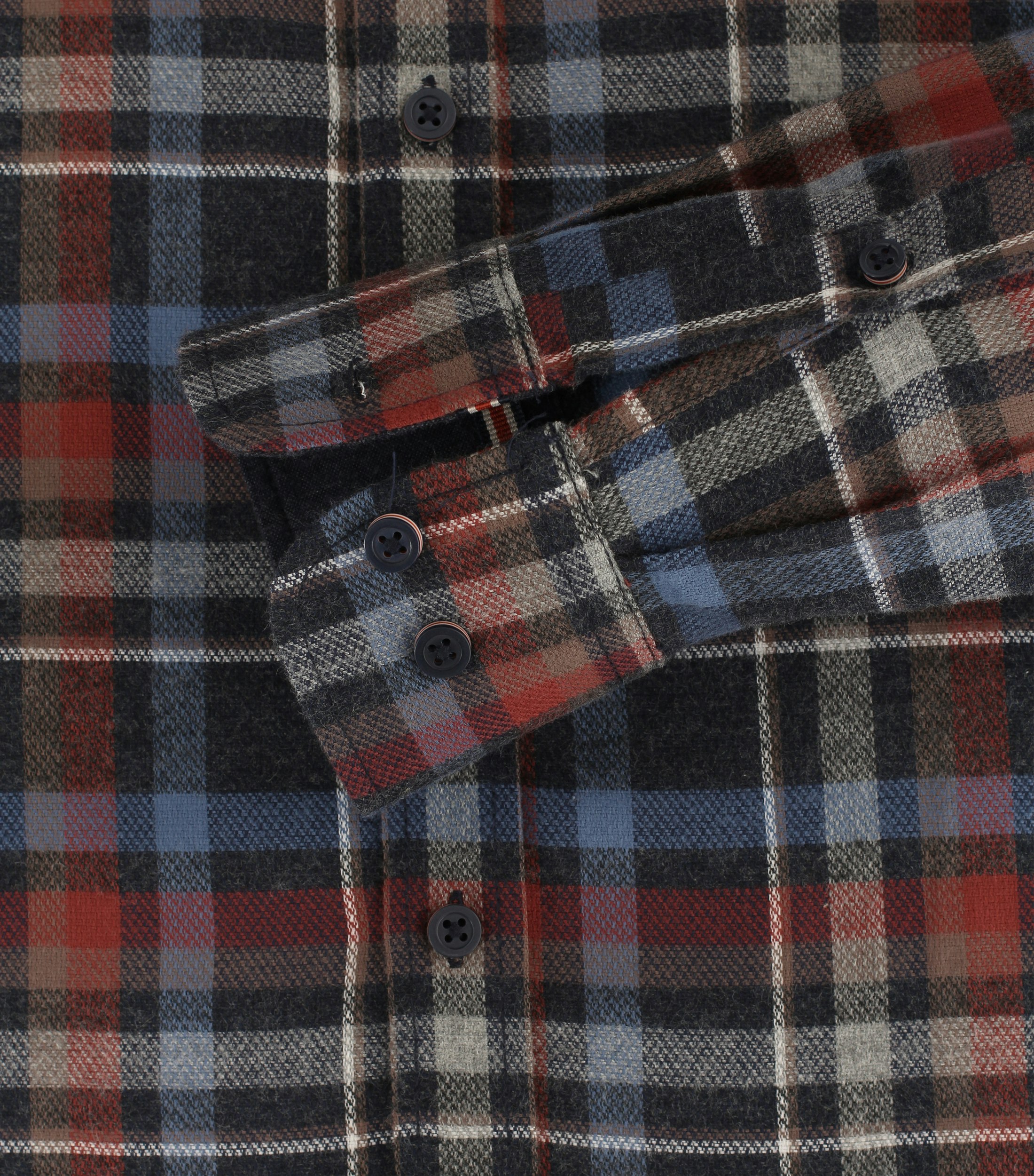 Ein Freizeithemd im kariert Muster in der Farbe Dunkelblau