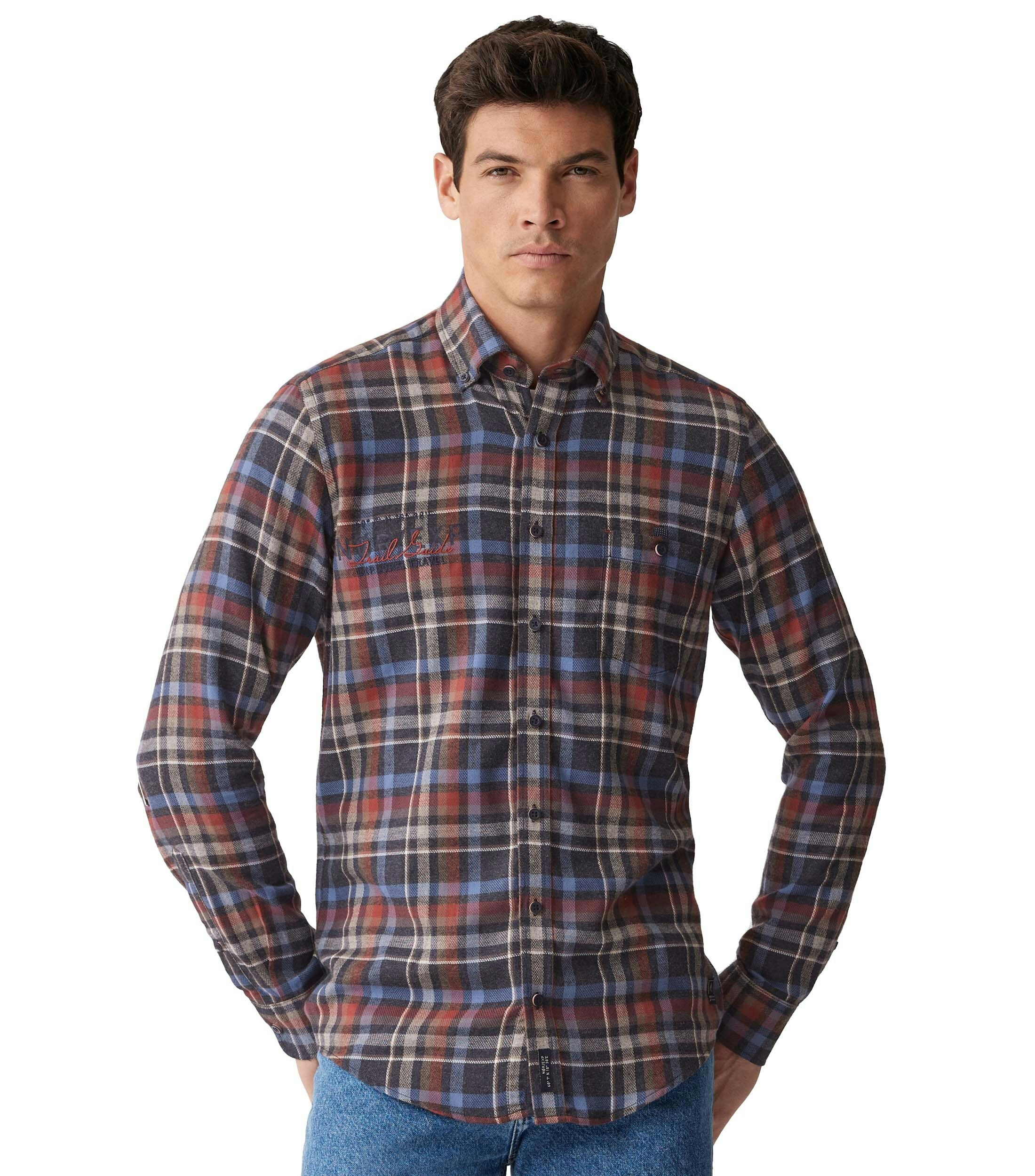 Ein Freizeithemd im kariert Muster in der Farbe Dunkelblau