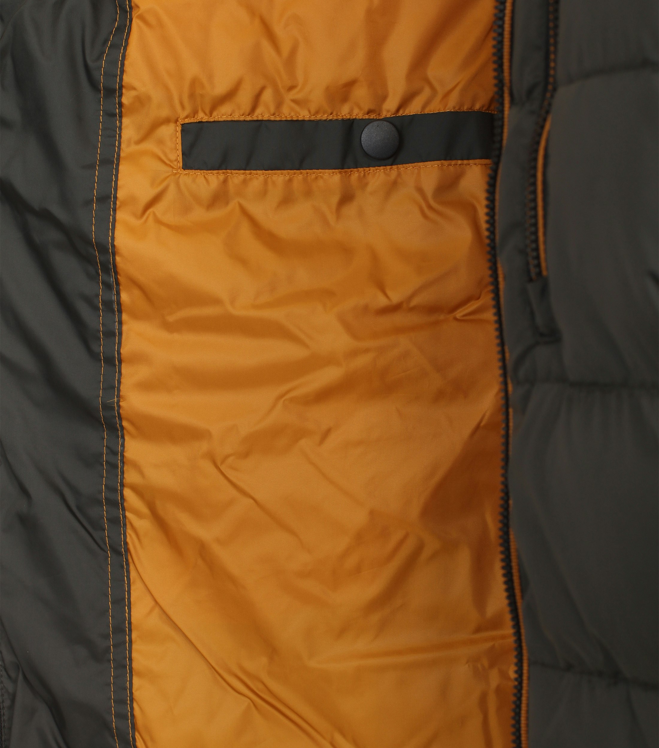 Ein Jacke im uni Muster in der Farbe Dunkelgrün