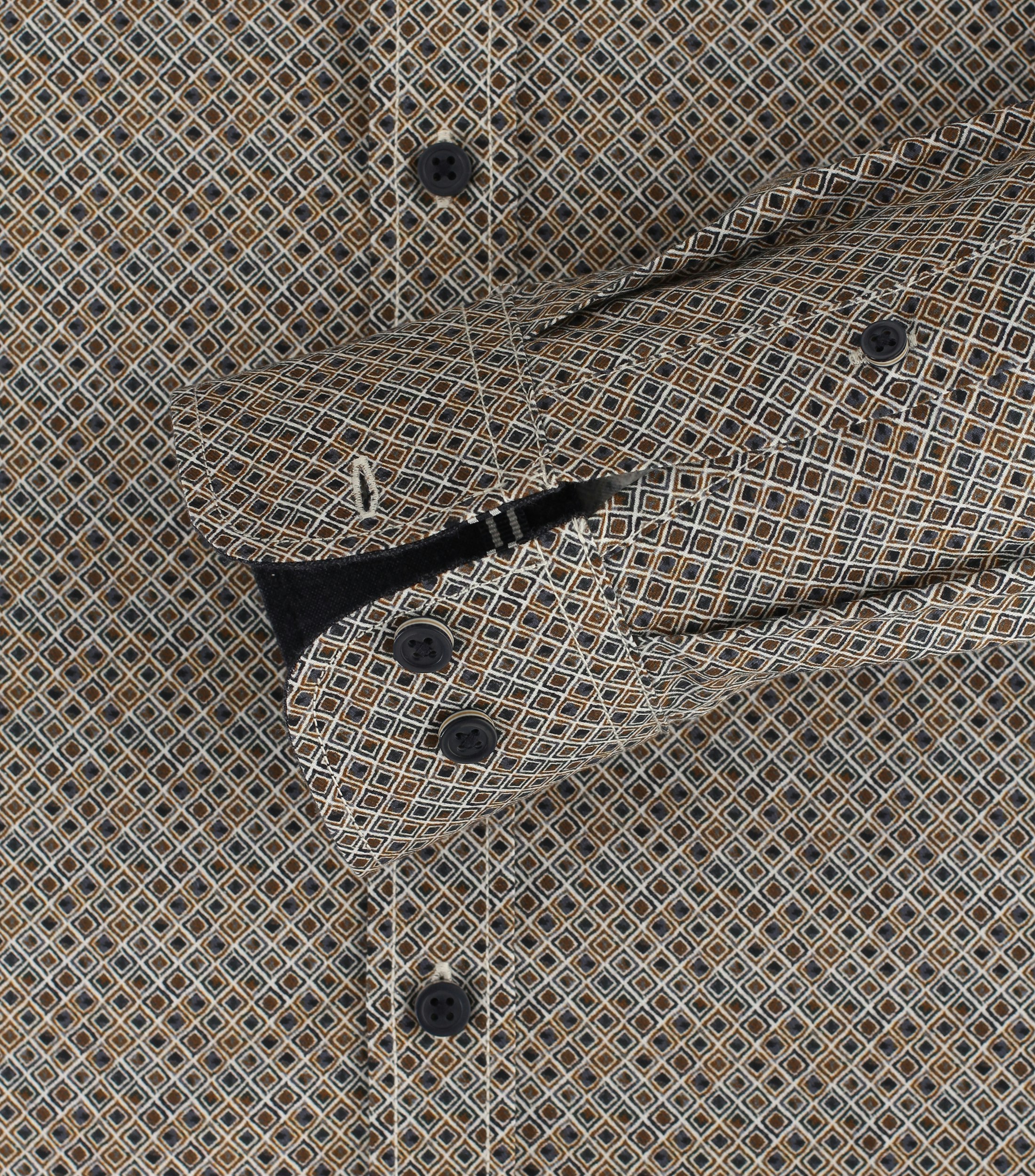 Ein Freizeithemd im Print Muster in der Farbe Braun