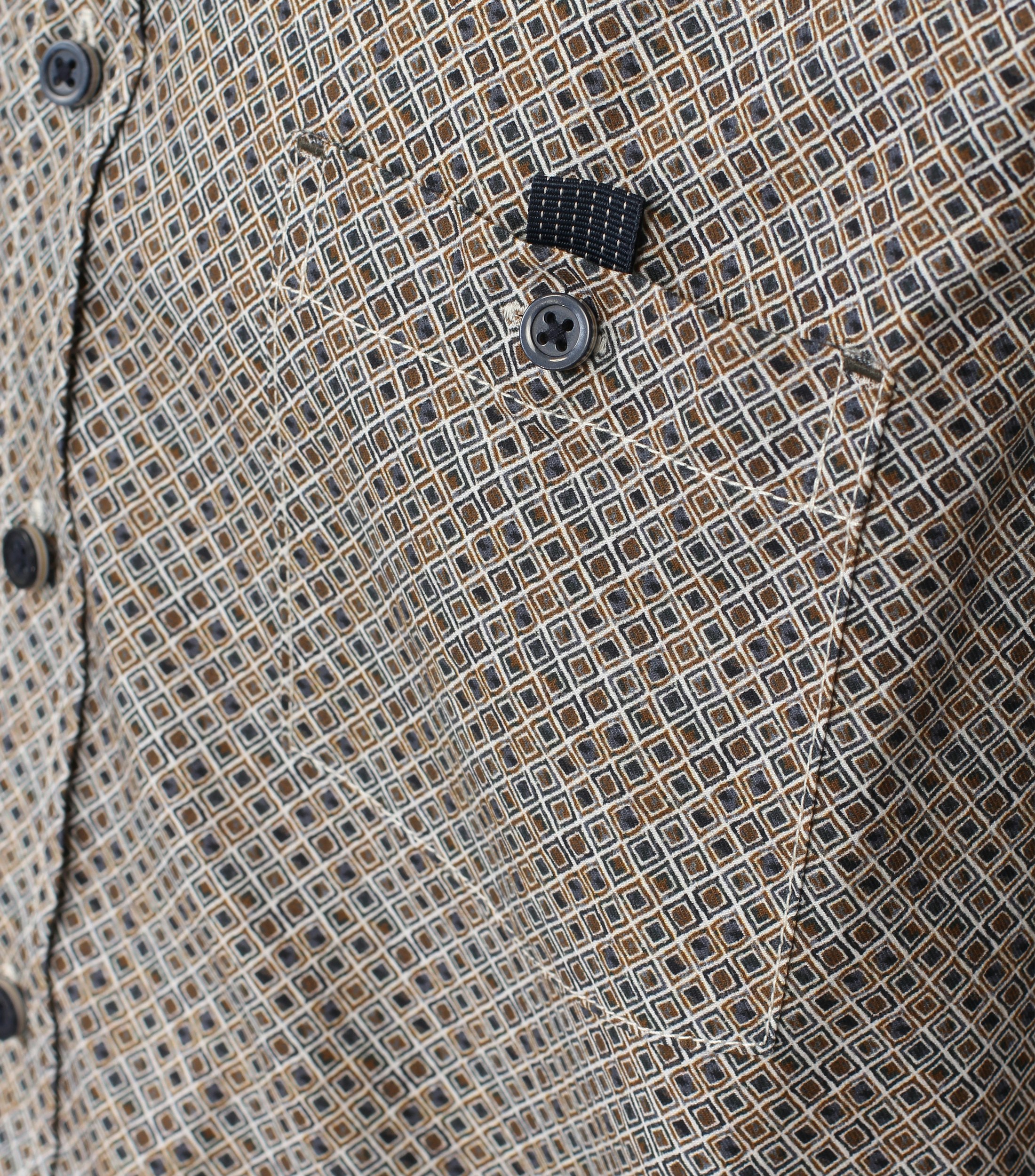 Ein Freizeithemd im Print Muster in der Farbe Braun