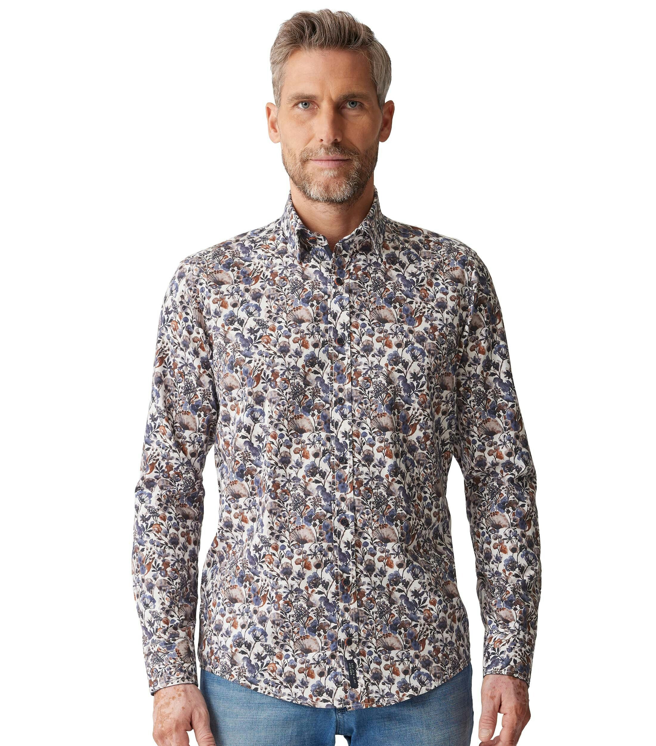 Ein Freizeithemd im Print Muster in der Farbe Dunkelrot