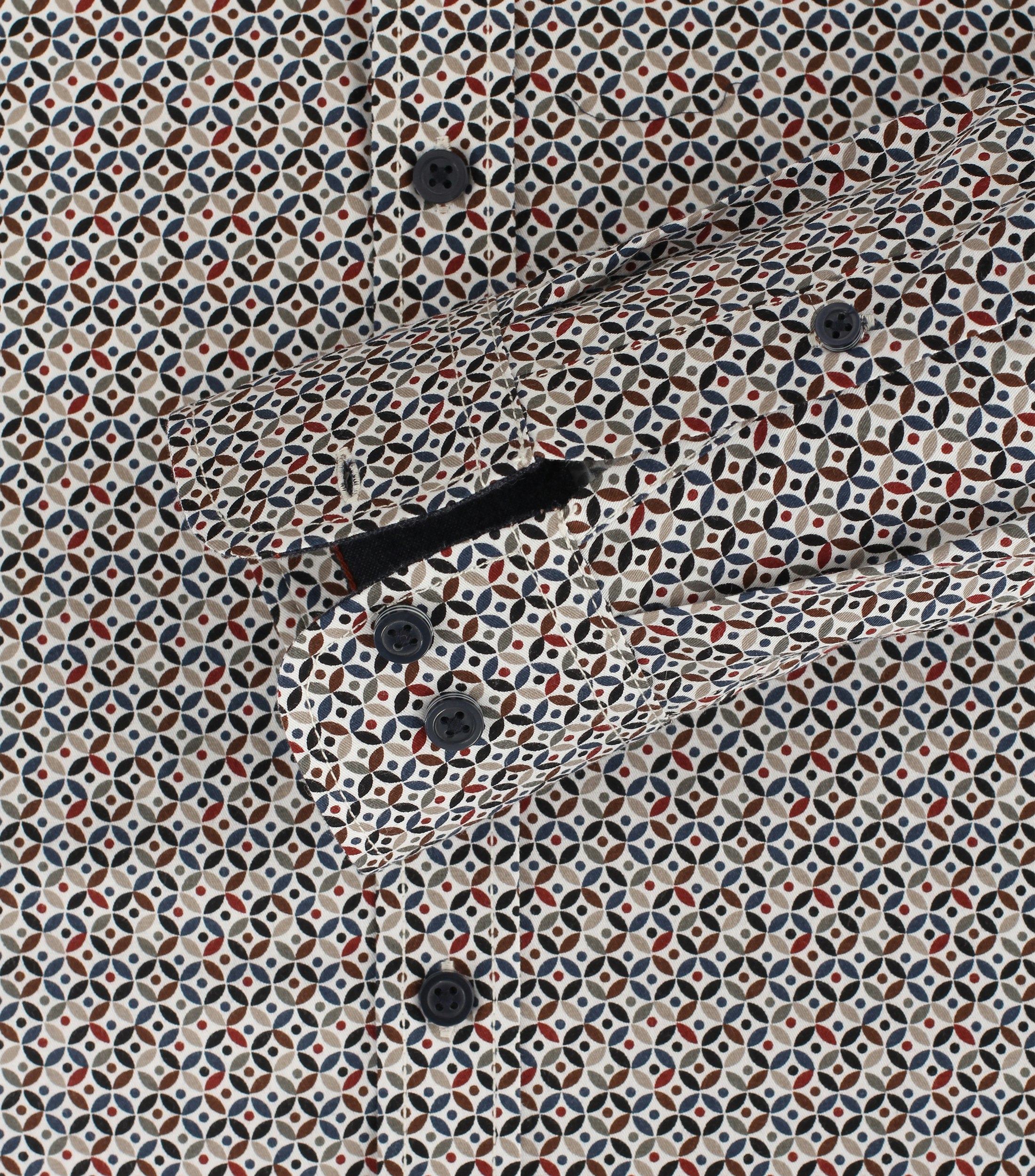 Ein Freizeithemd im Print Muster in der Farbe Dunkelrot