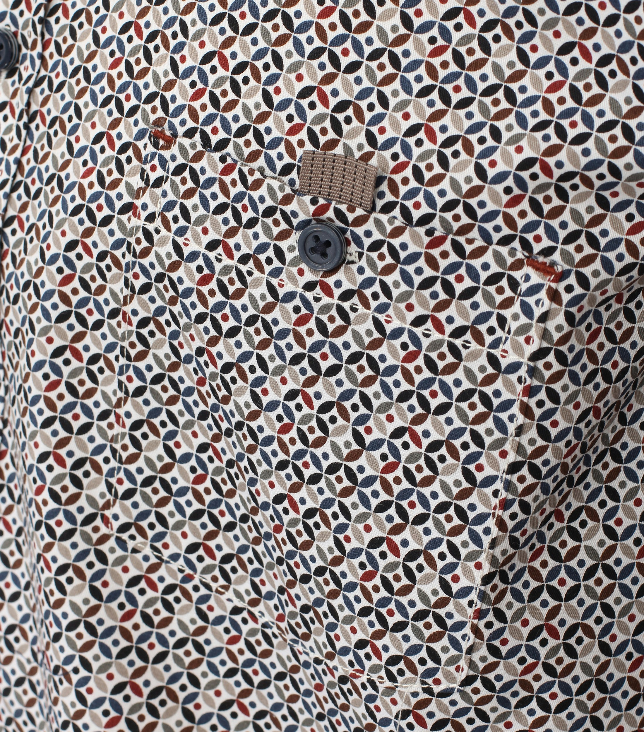 Ein Freizeithemd im Print Muster in der Farbe Dunkelrot