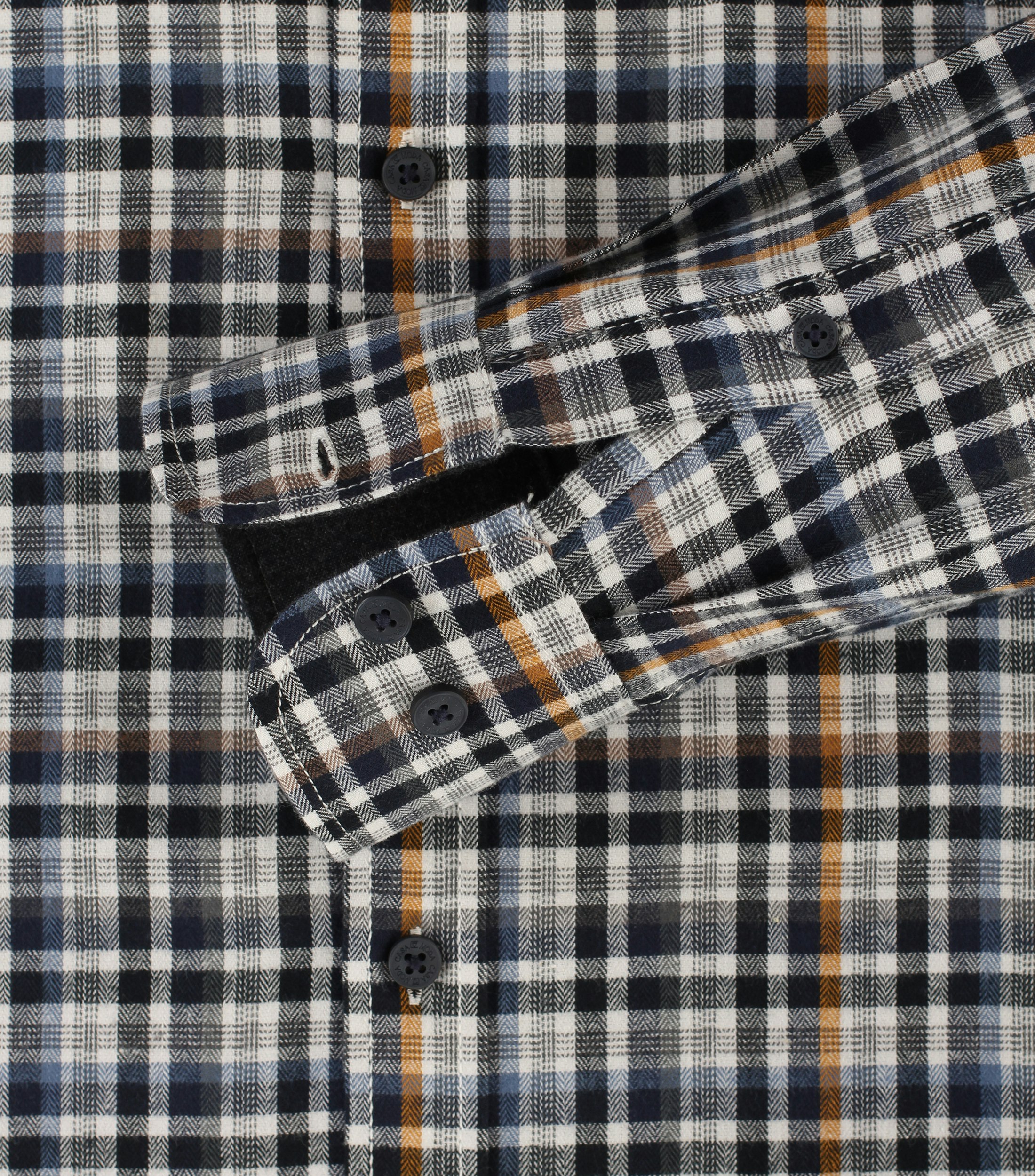 Ein Freizeithemd im kariert Muster in der Farbe Dunkelblau