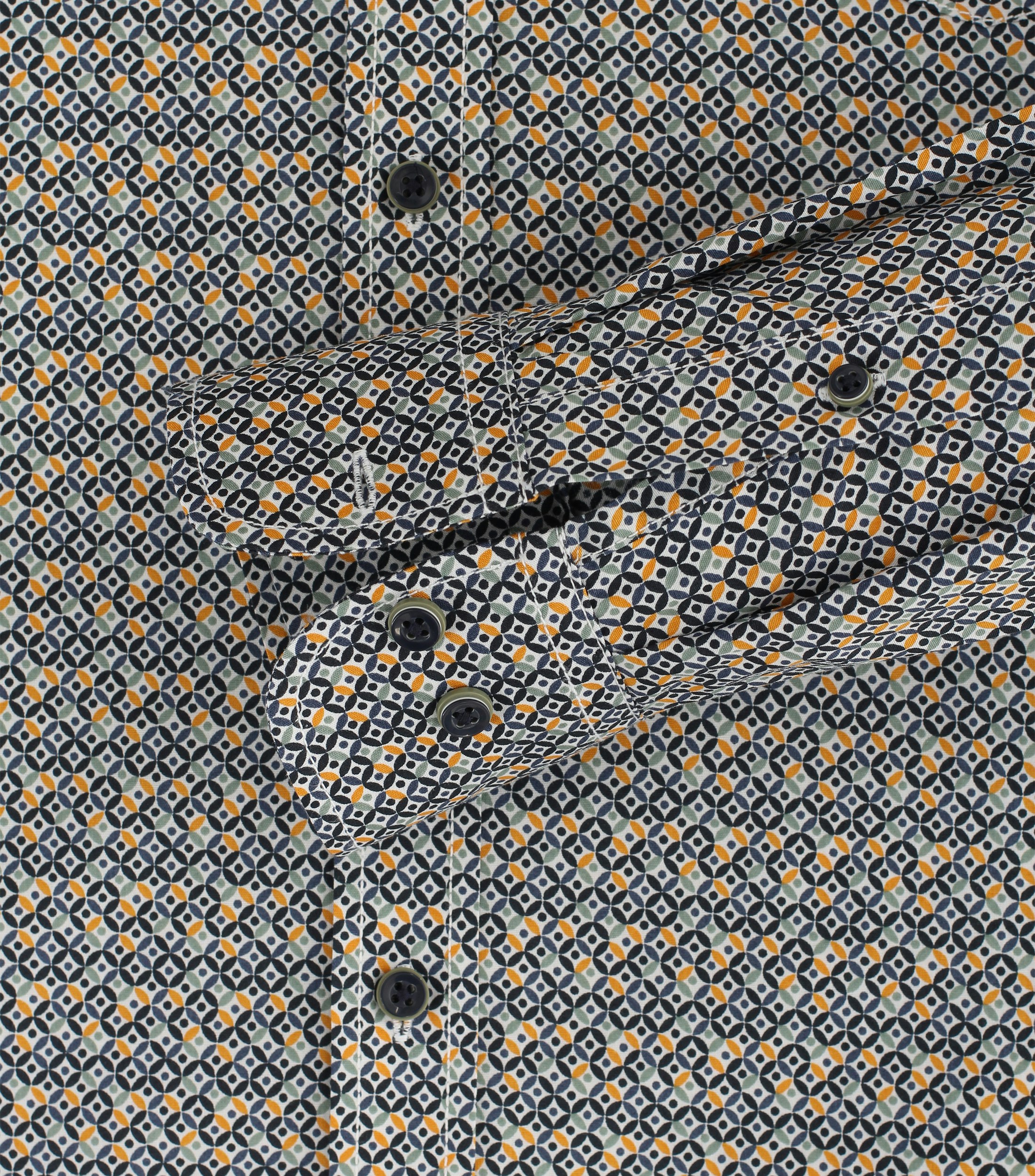 Ein Freizeithemd im Print Muster in der Farbe Senfgelb