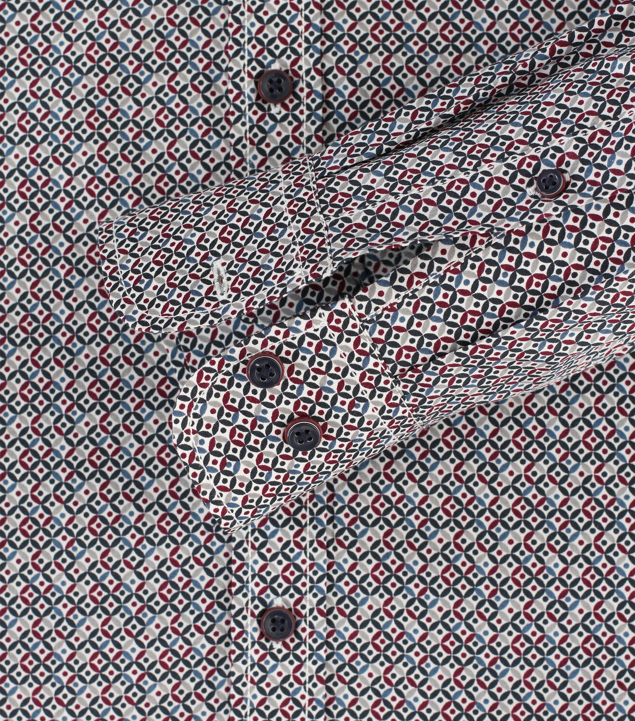 Ein Freizeithemd im Print Muster in der Farbe Dunkelrot