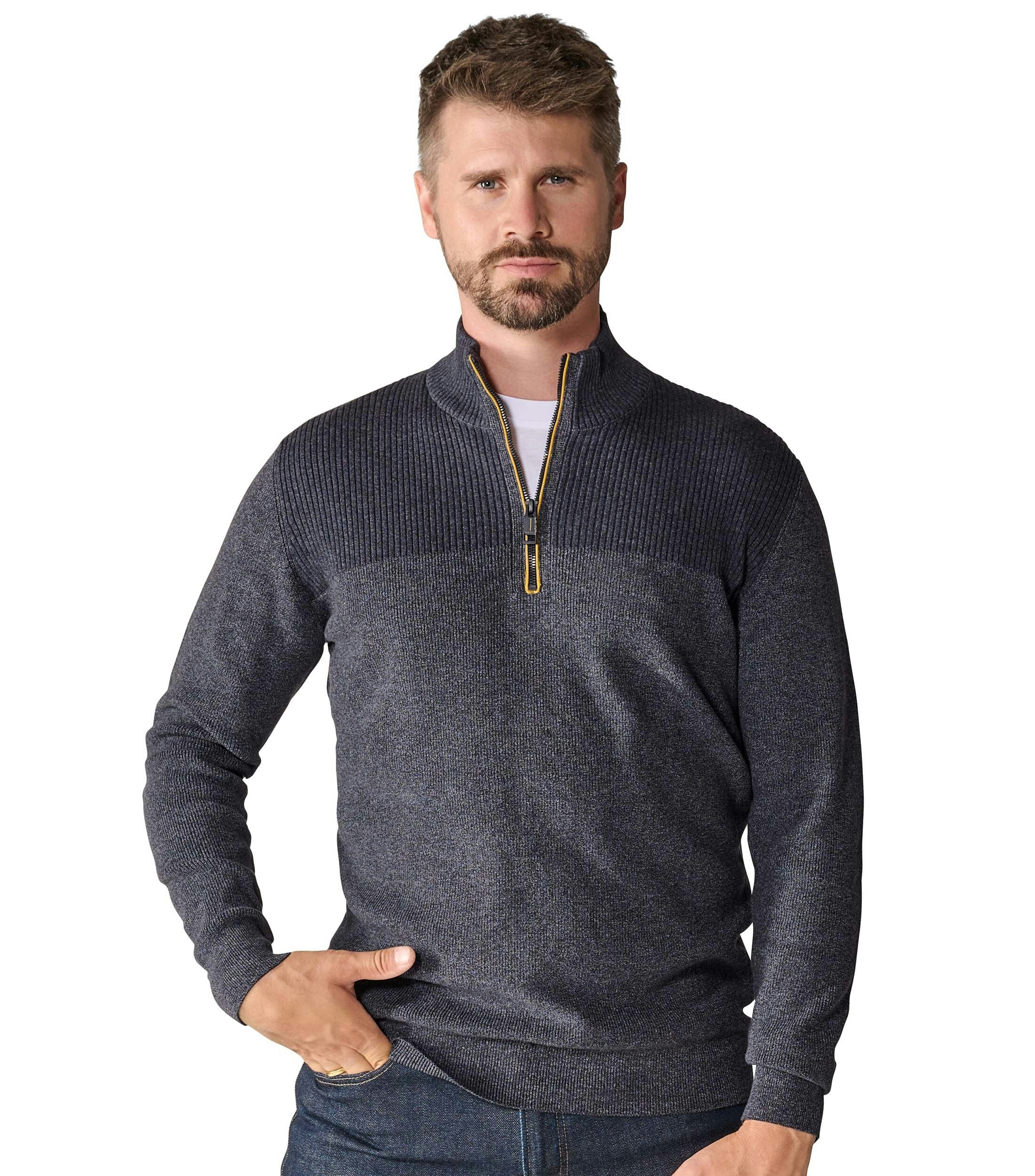 Ein Pullover im uni Muster in der Farbe Dunkelblau