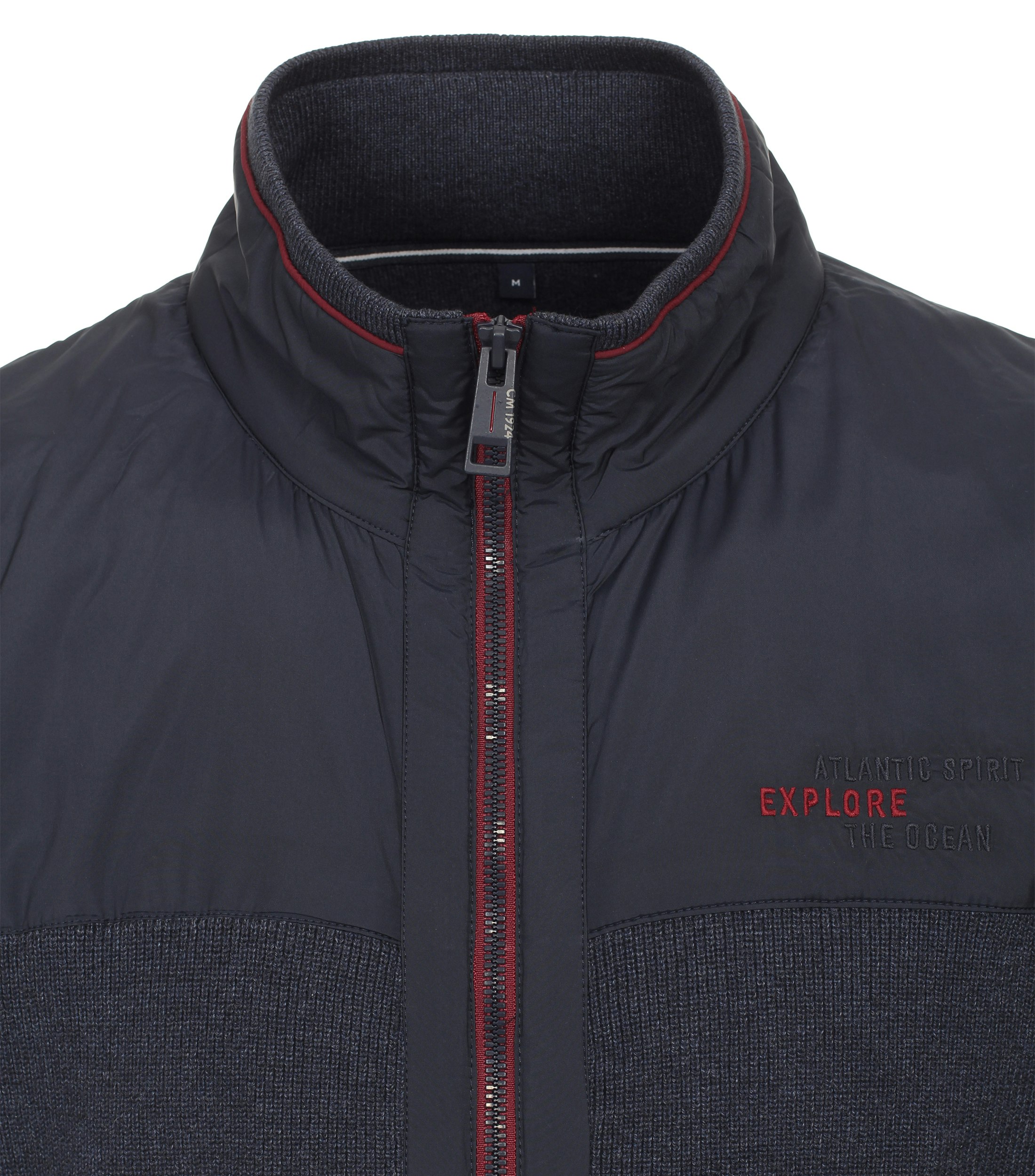 Ein Strickjacke im uni Muster in der Farbe Dunkelblau