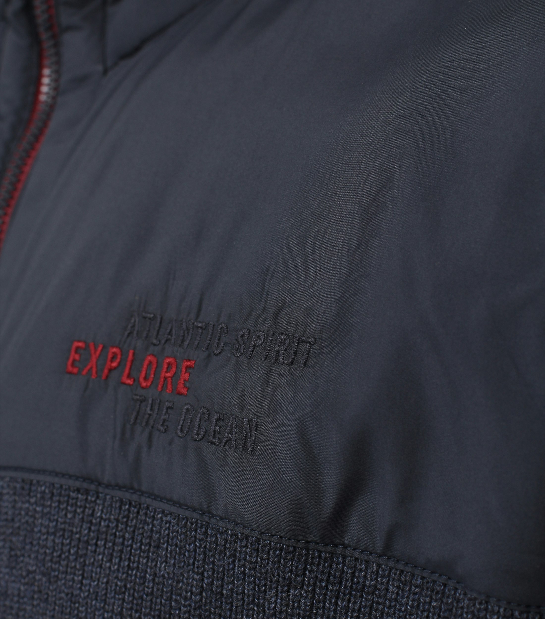 Ein Strickjacke im uni Muster in der Farbe Dunkelblau