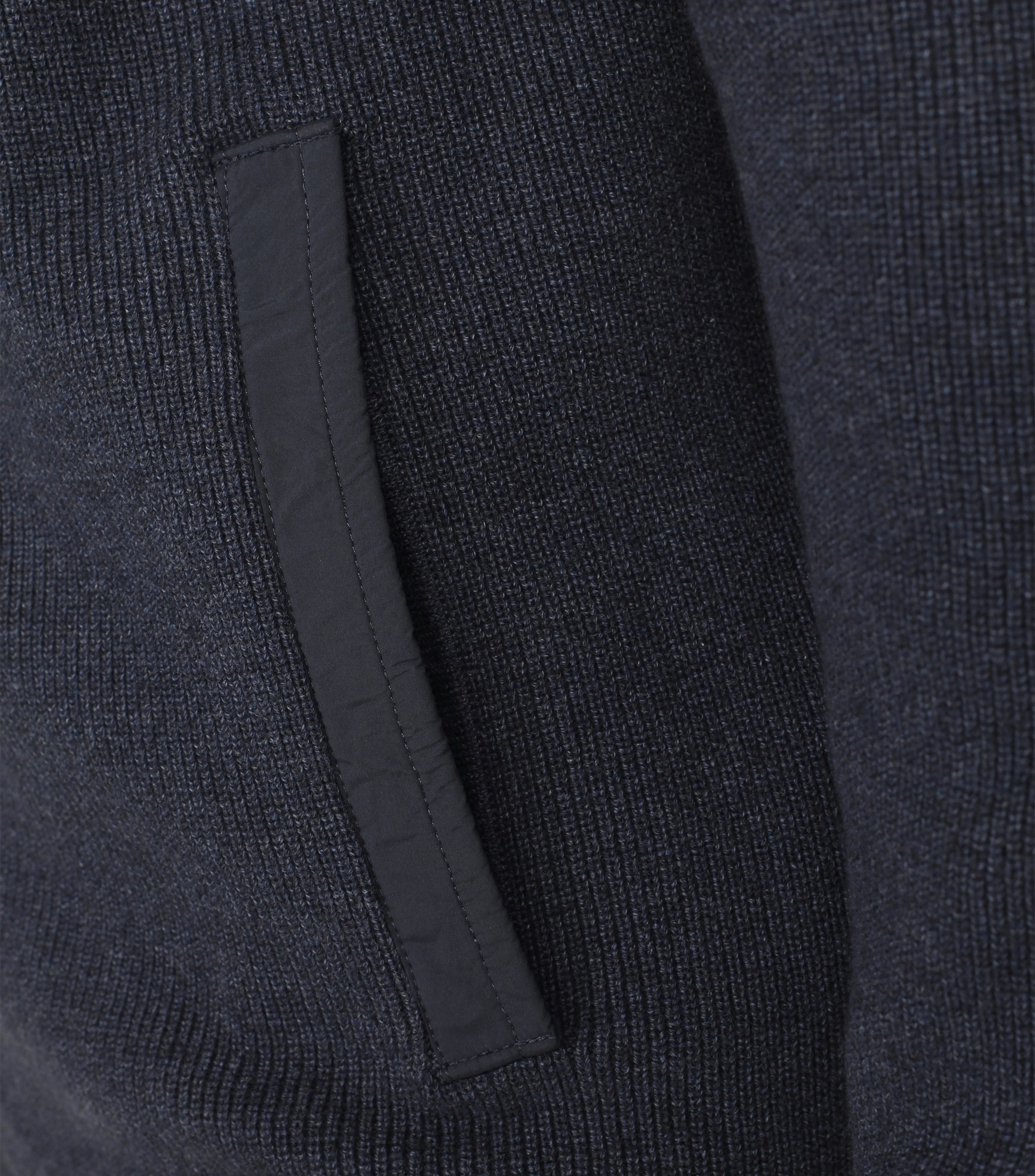 Ein Strickjacke im uni Muster in der Farbe Dunkelblau