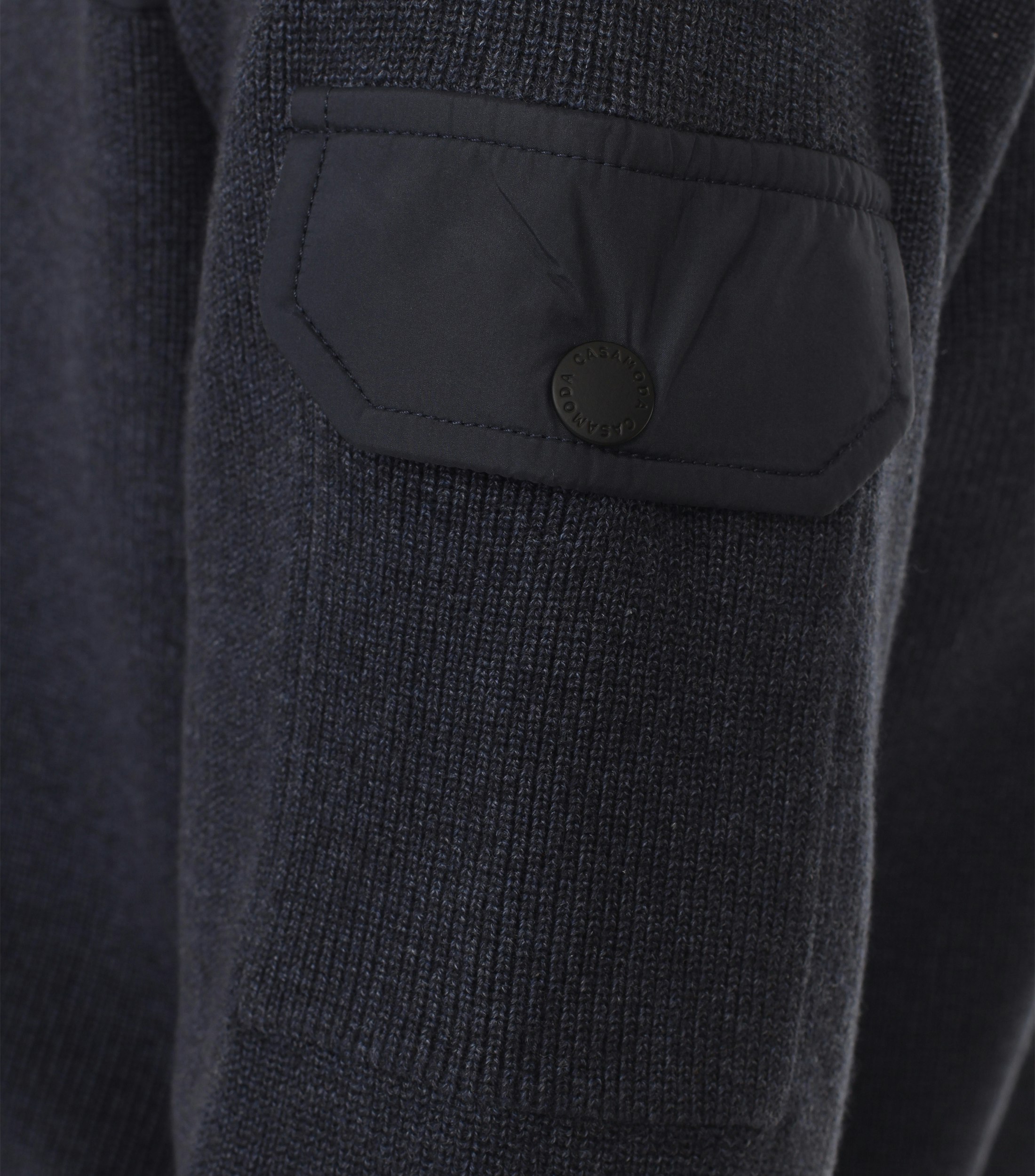 Ein Strickjacke im uni Muster in der Farbe Dunkelblau