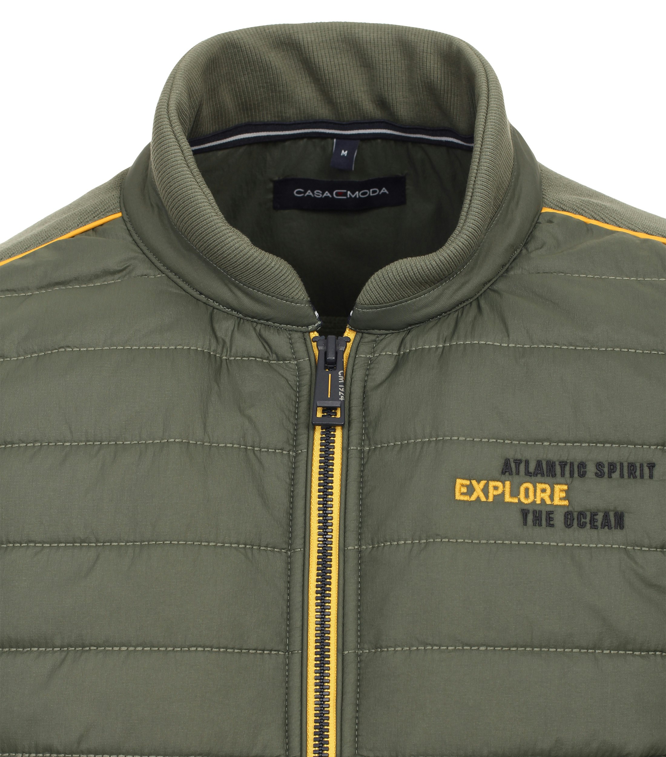 Ein Sweatjacke im uni Muster in der Farbe Grün