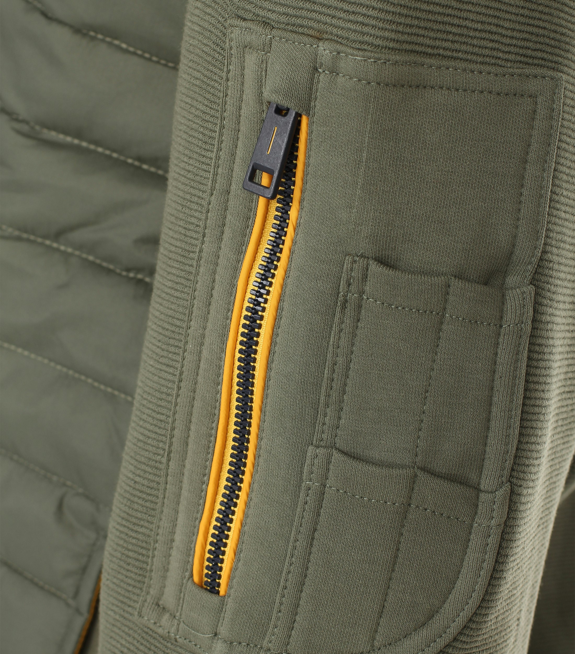 Ein Sweatjacke im uni Muster in der Farbe Grün