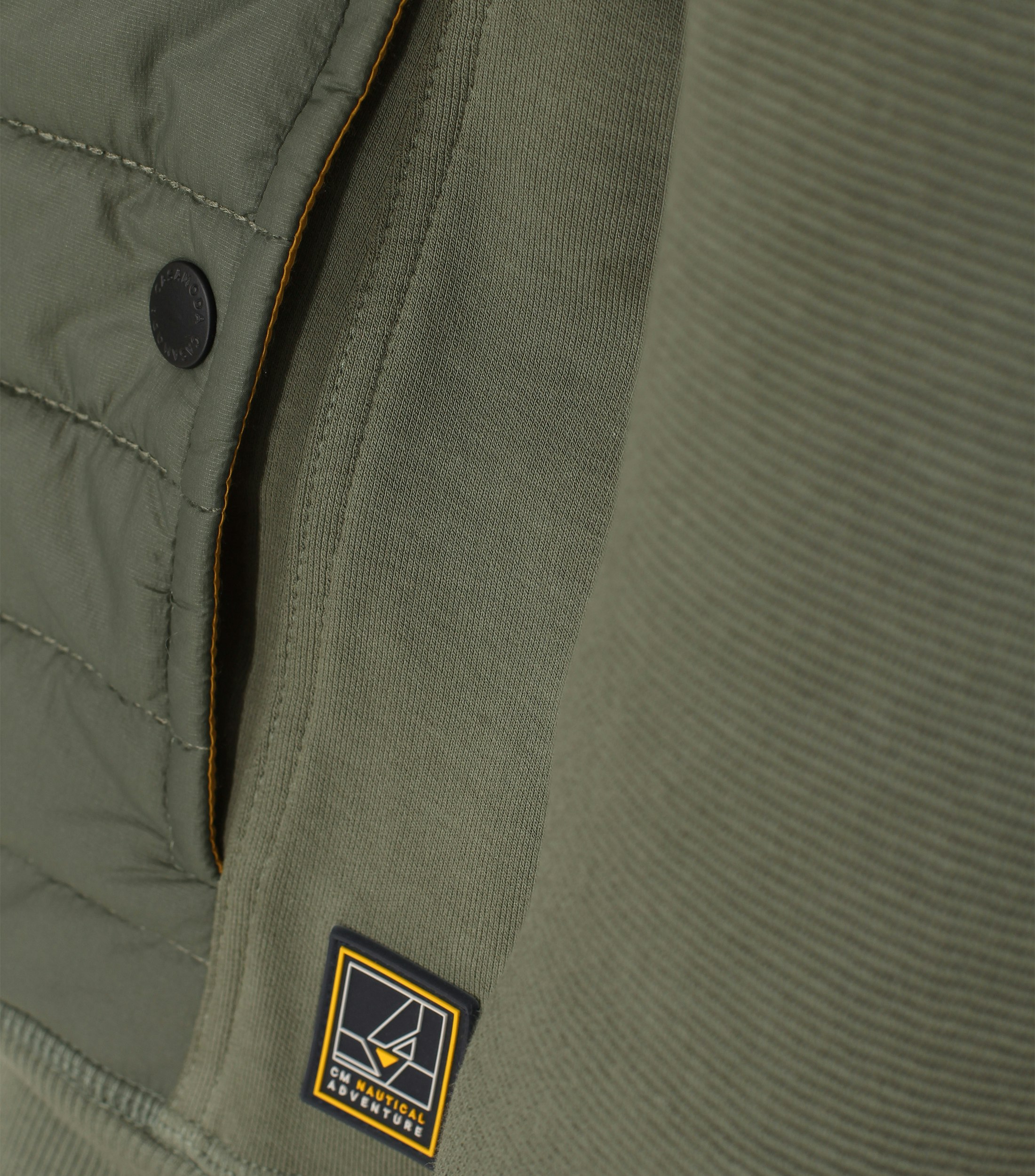 Ein Sweatjacke im uni Muster in der Farbe Grün