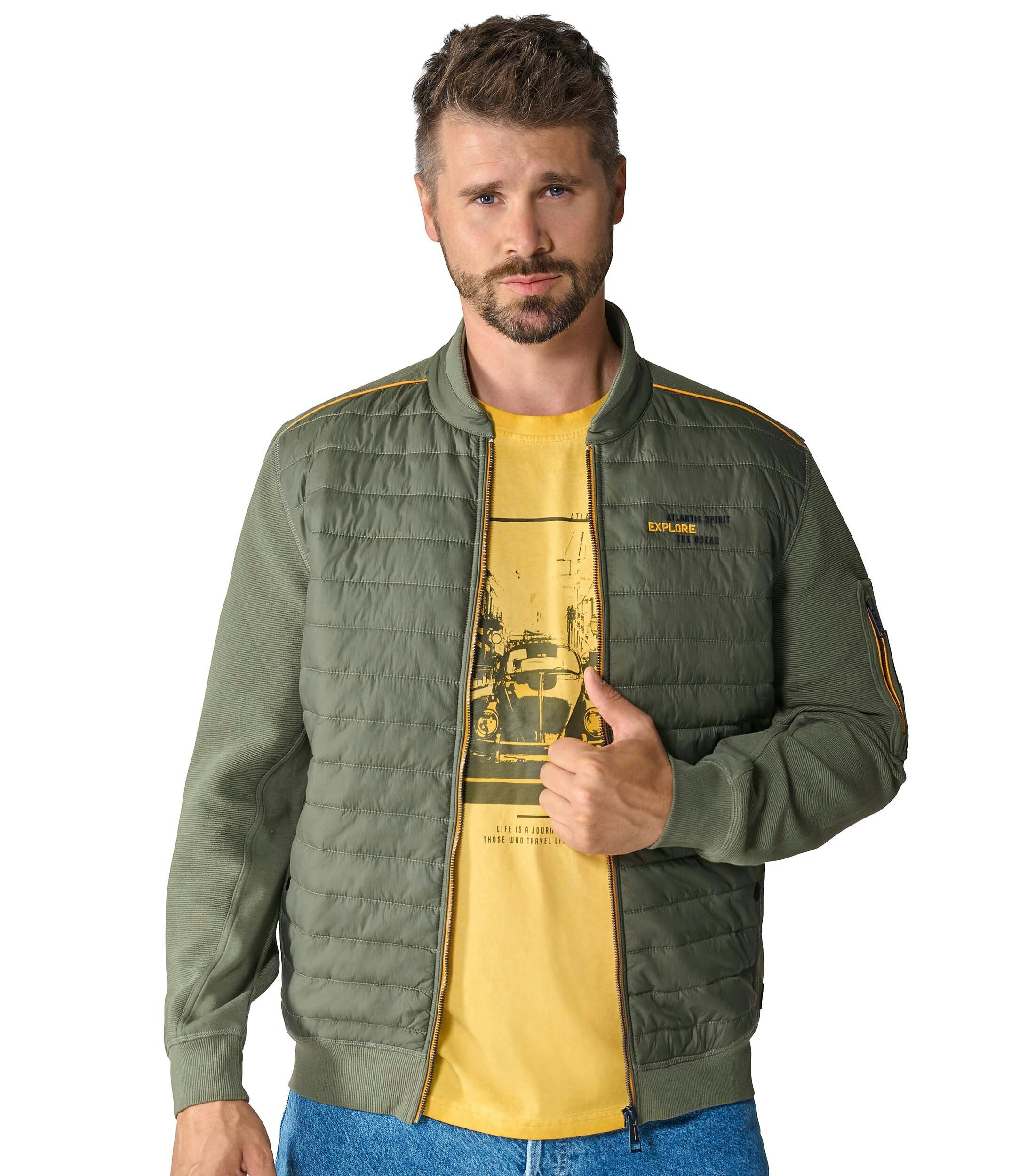 Ein Sweatjacke im uni Muster in der Farbe Grün