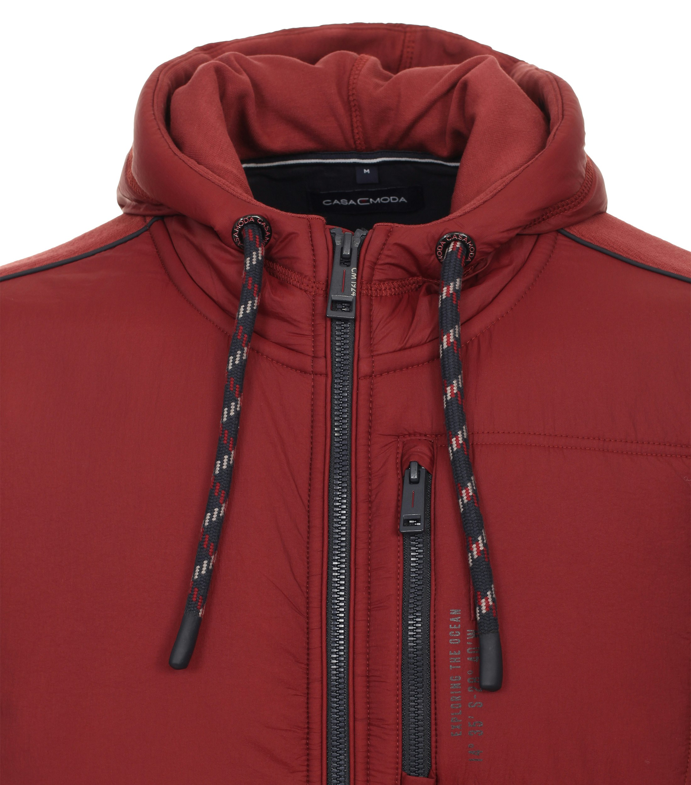 Ein Sweatjacke im uni Muster in der Farbe Mittelrot