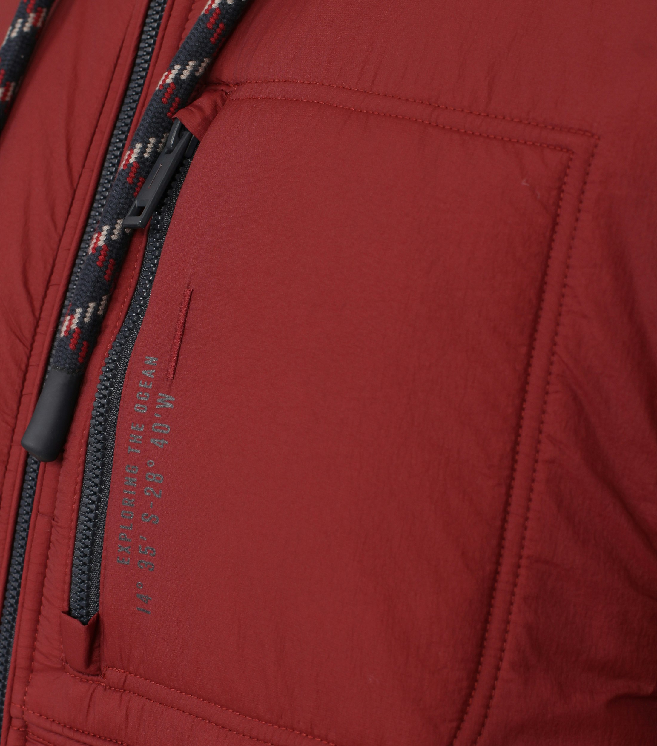 Ein Sweatjacke im uni Muster in der Farbe Mittelrot