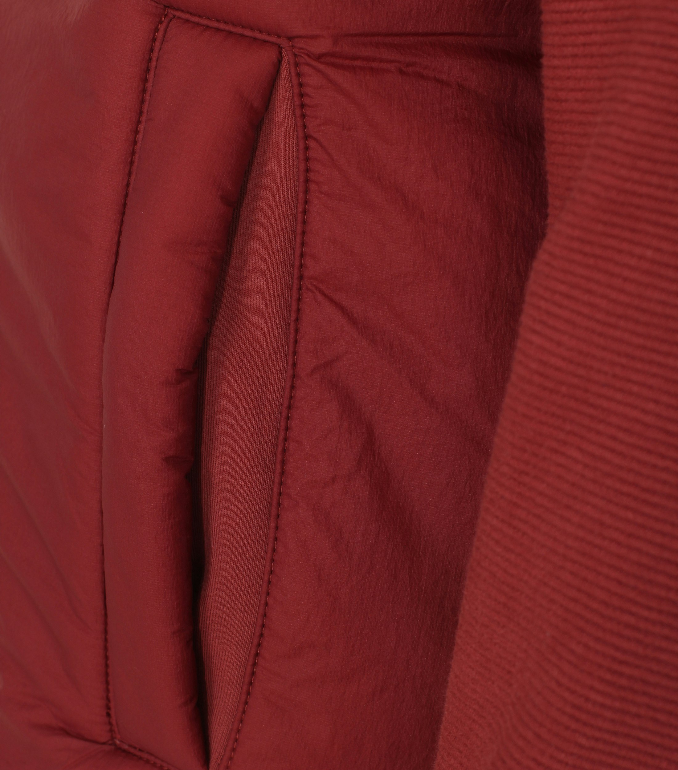 Ein Sweatjacke im uni Muster in der Farbe Mittelrot