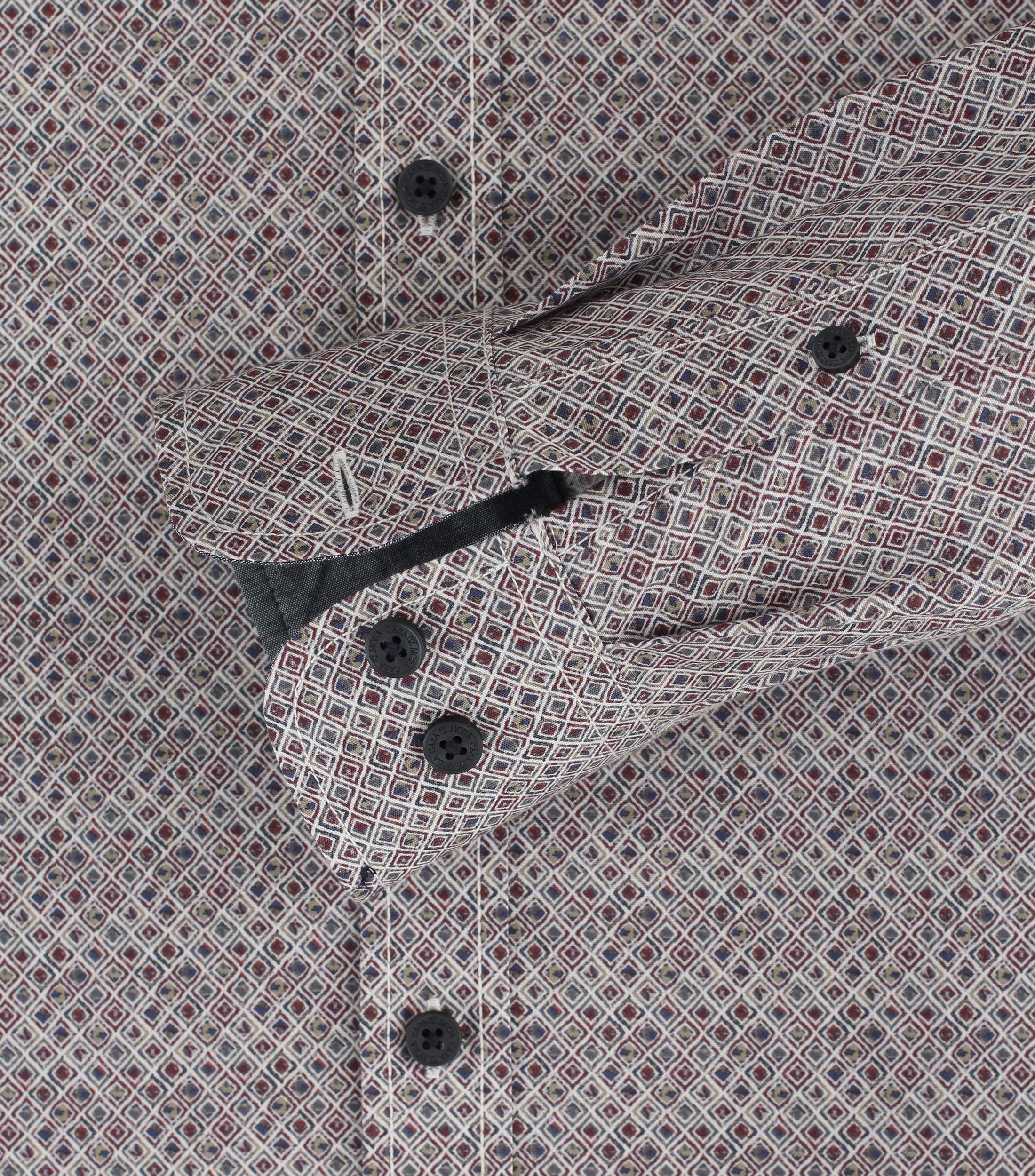 Ein Freizeithemd im Print Muster in der Farbe Dunkelrot