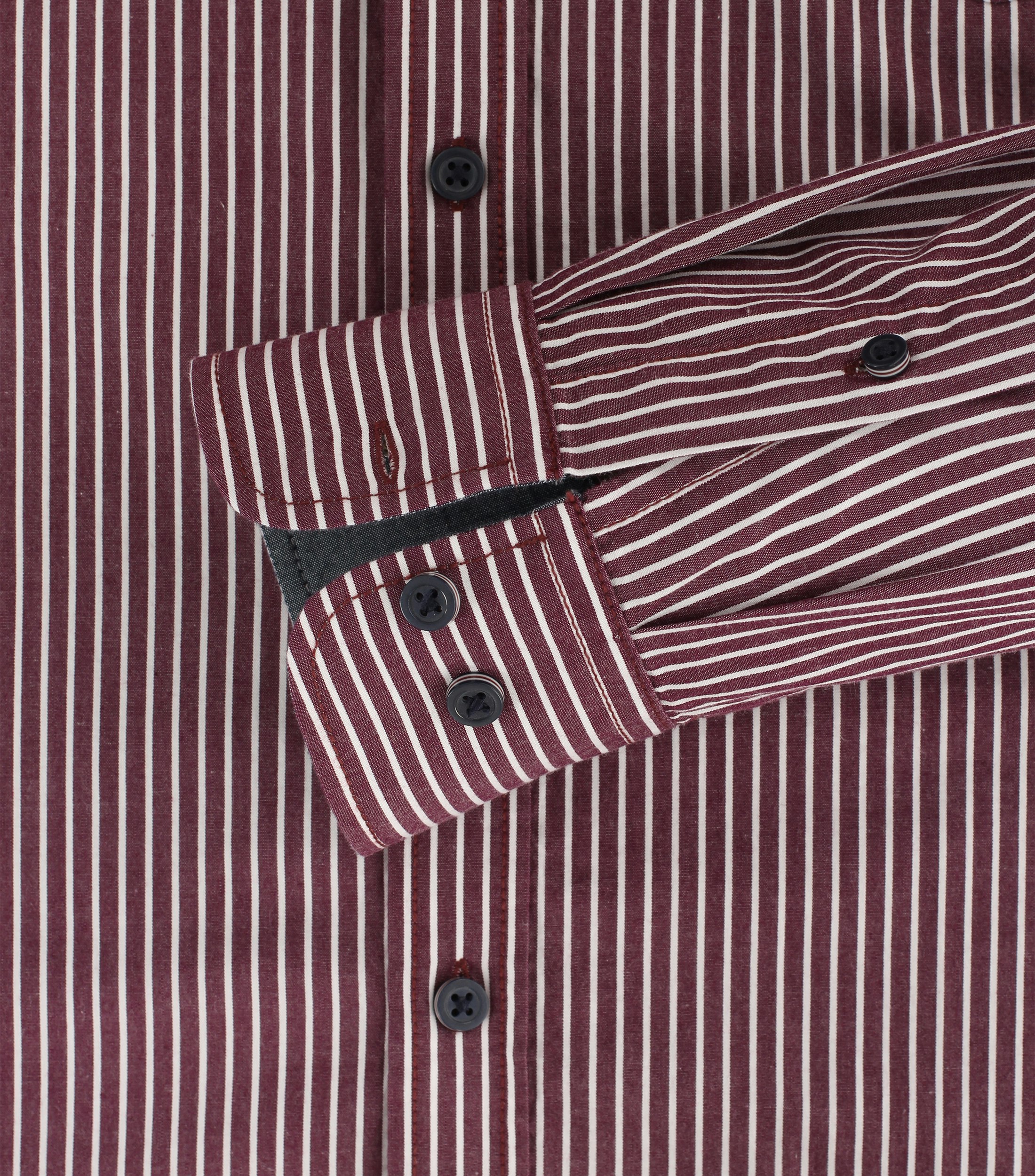Ein Freizeithemd im gestreift Muster in der Farbe Dunkelrot