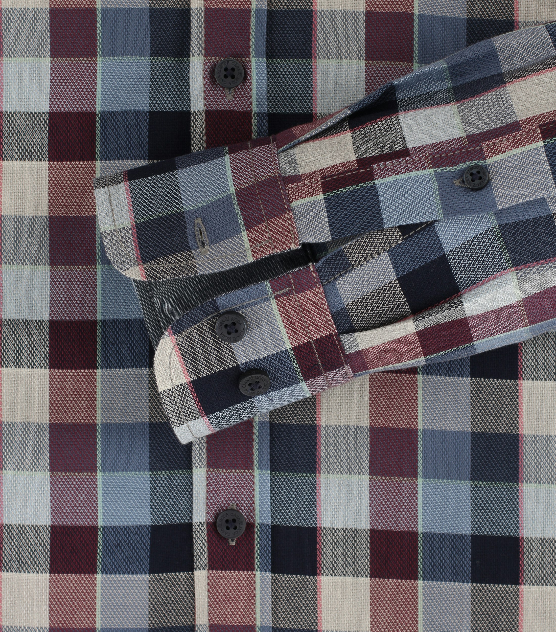Ein Freizeithemd im kariert Muster in der Farbe Dunkelrot